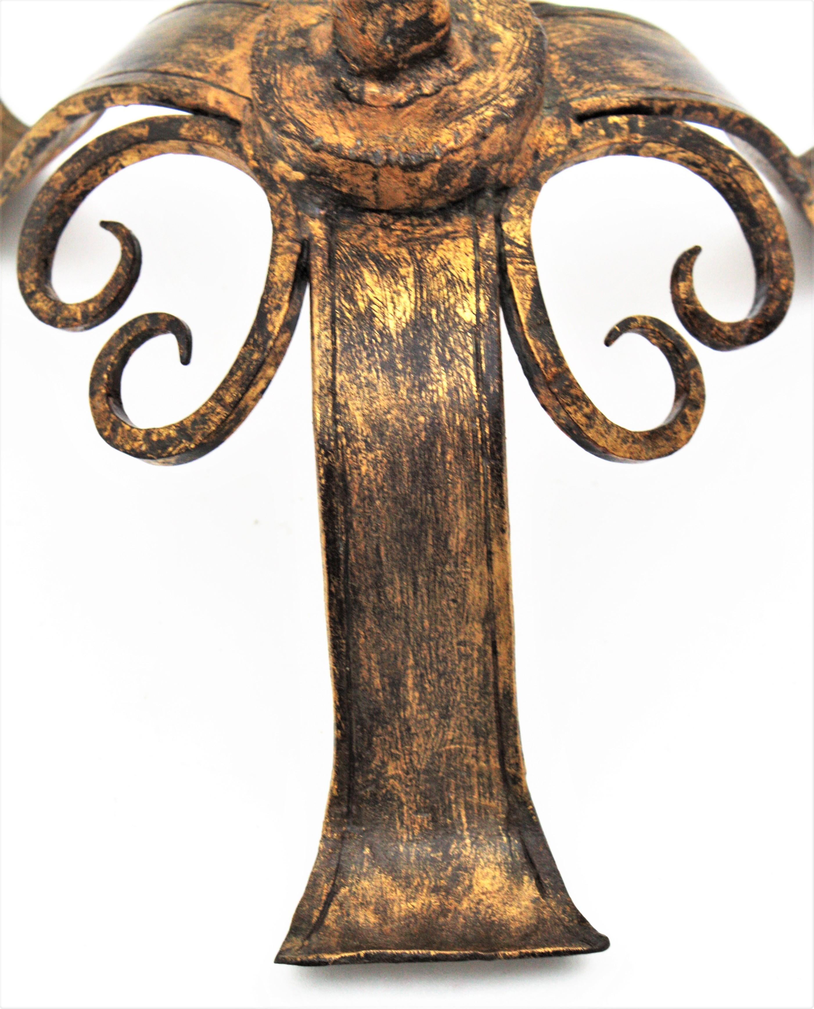 XIXe siècle Chandelier espagnol en fer forgé et doré de style gothique en vente