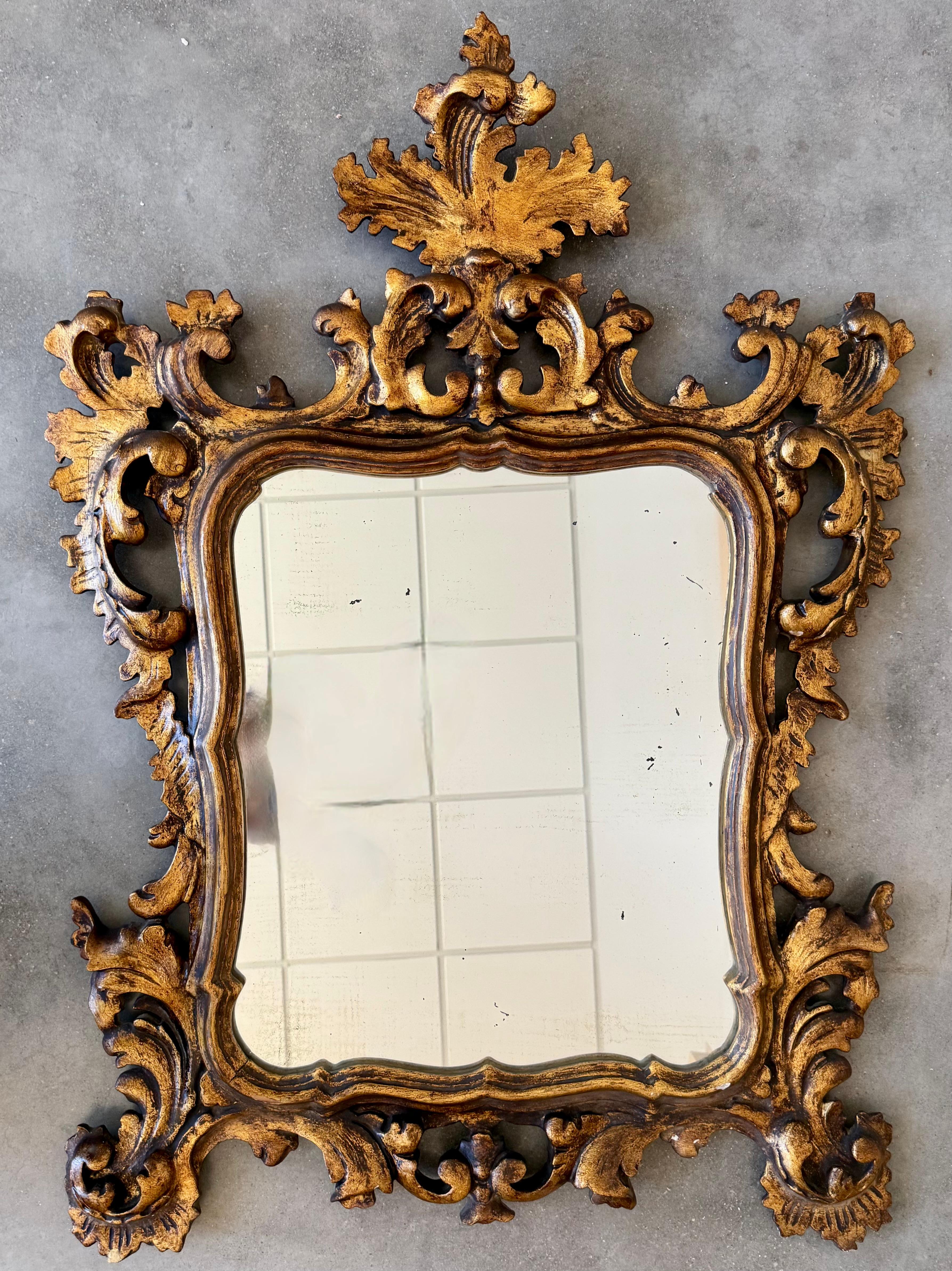 Néo-baroque Miroir espagnol du 20ème siècle de style baroque en noyer sculpté, doré et ornementé en vente