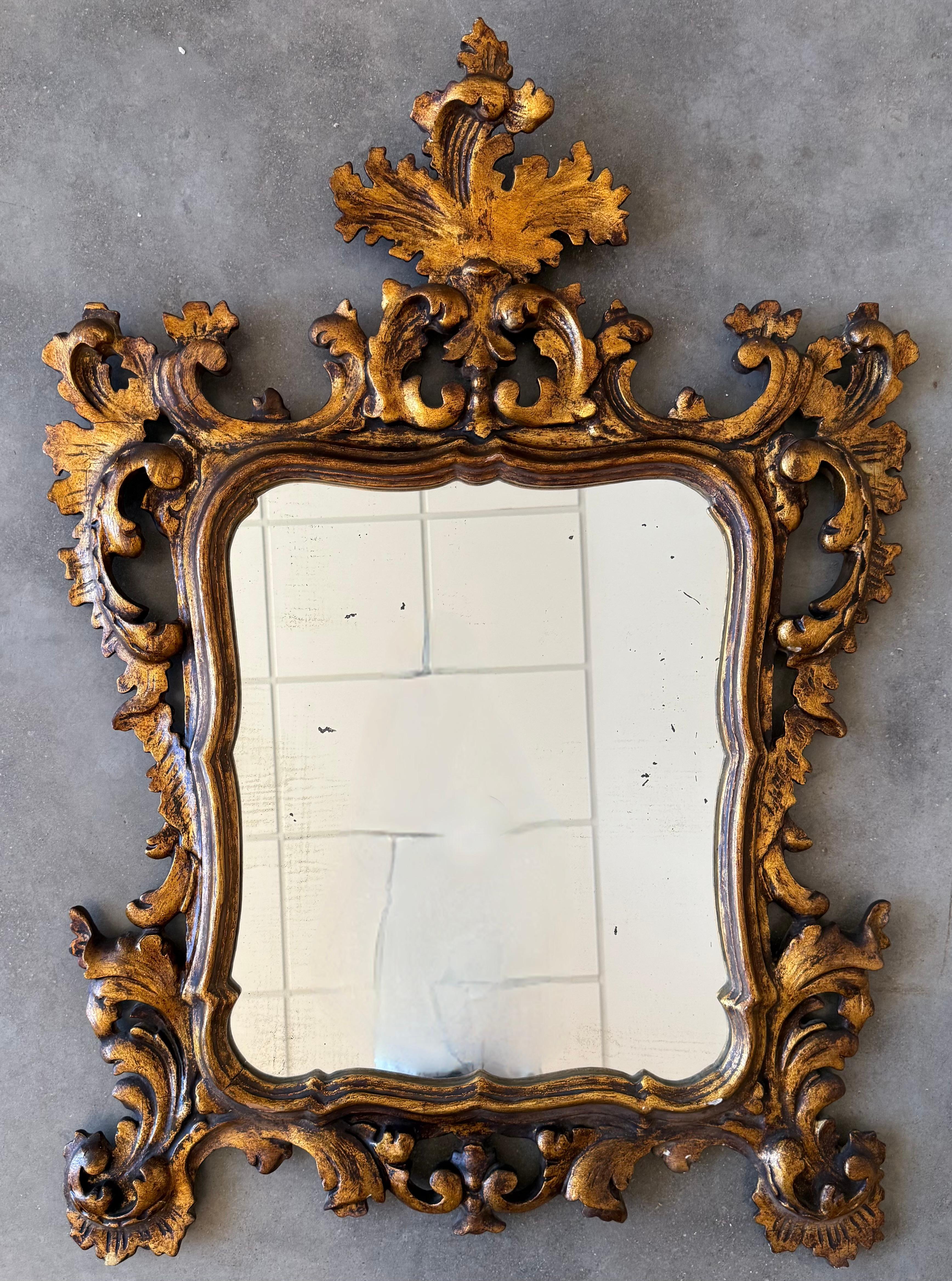 Espagnol Miroir espagnol du 20ème siècle de style baroque en noyer sculpté, doré et ornementé en vente