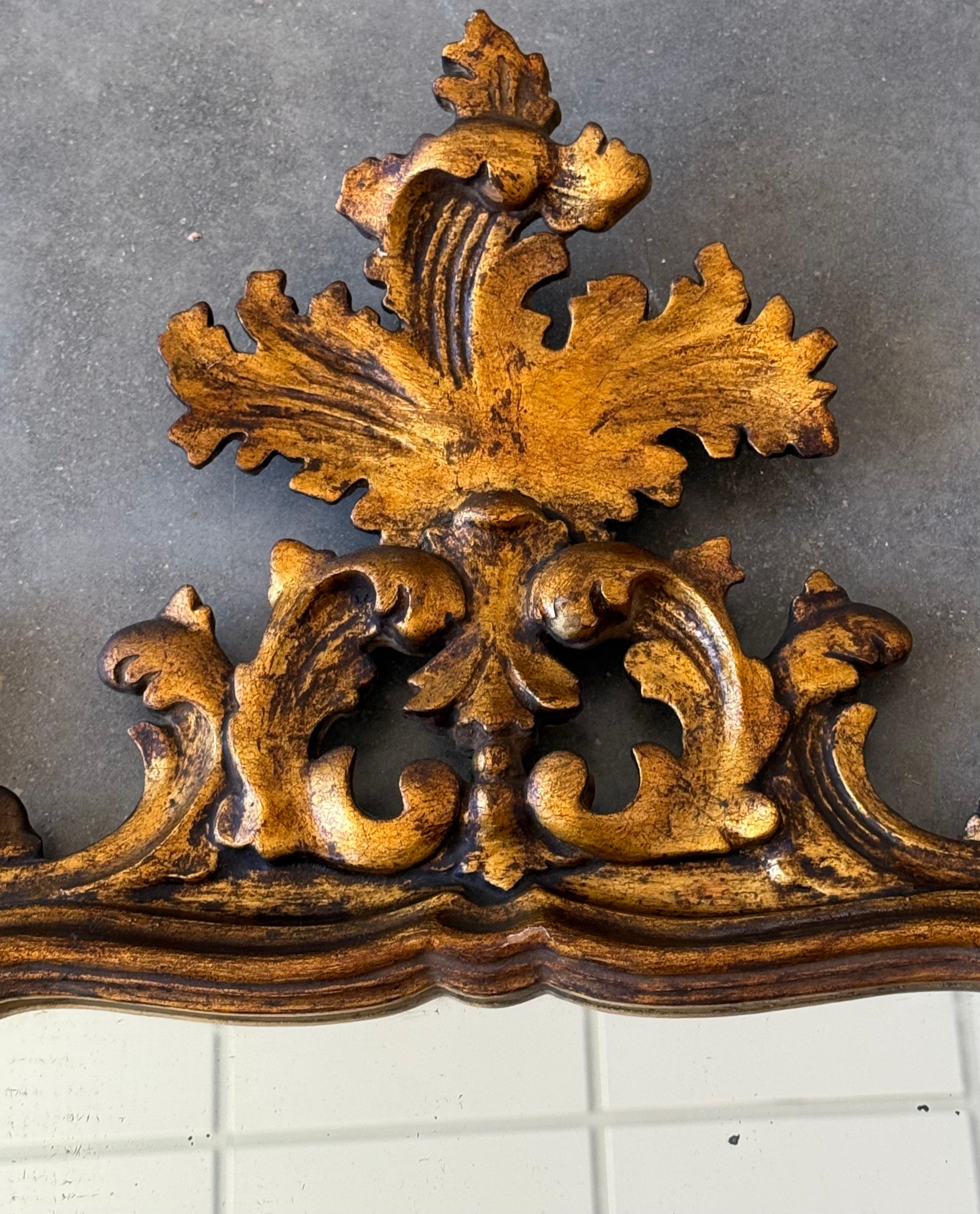 Miroir espagnol du 20ème siècle de style baroque en noyer sculpté, doré et ornementé Bon état - En vente à Miami, FL