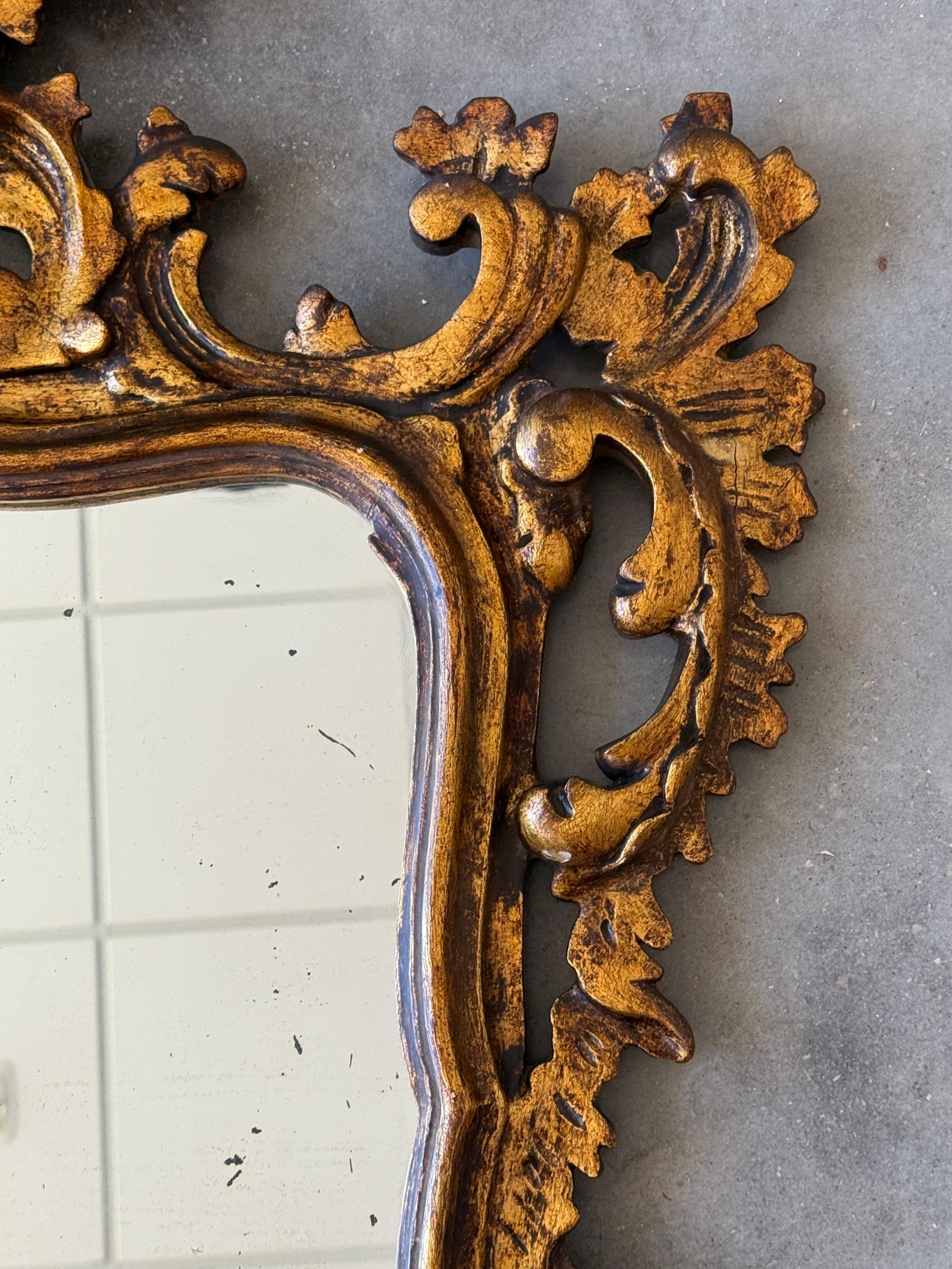 20ième siècle Miroir espagnol du 20ème siècle de style baroque en noyer sculpté, doré et ornementé en vente