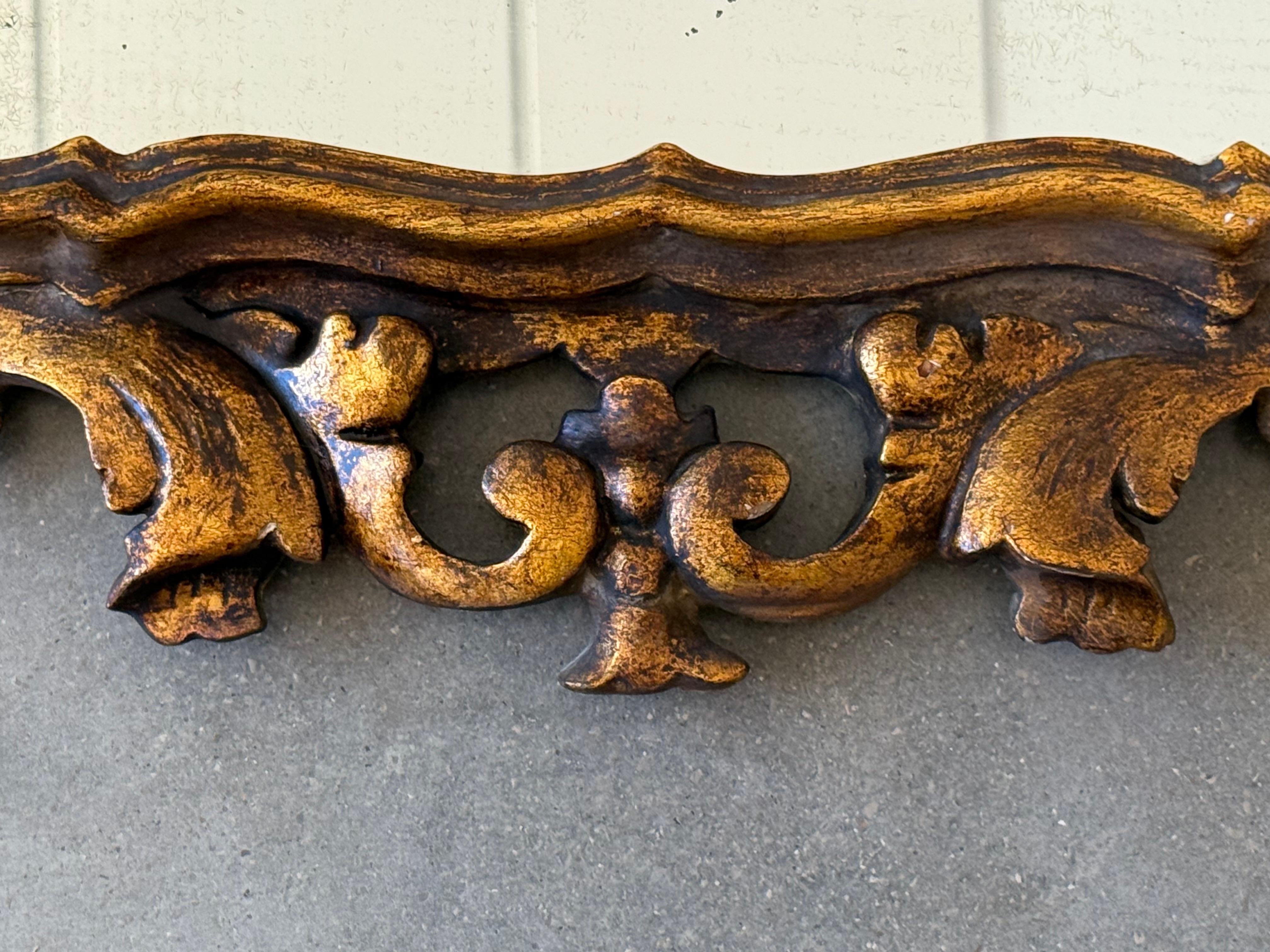 Miroir espagnol du 20ème siècle de style baroque en noyer sculpté, doré et ornementé en vente 1