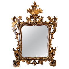 Miroir espagnol du 20ème siècle de style baroque en noyer sculpté, doré et ornementé