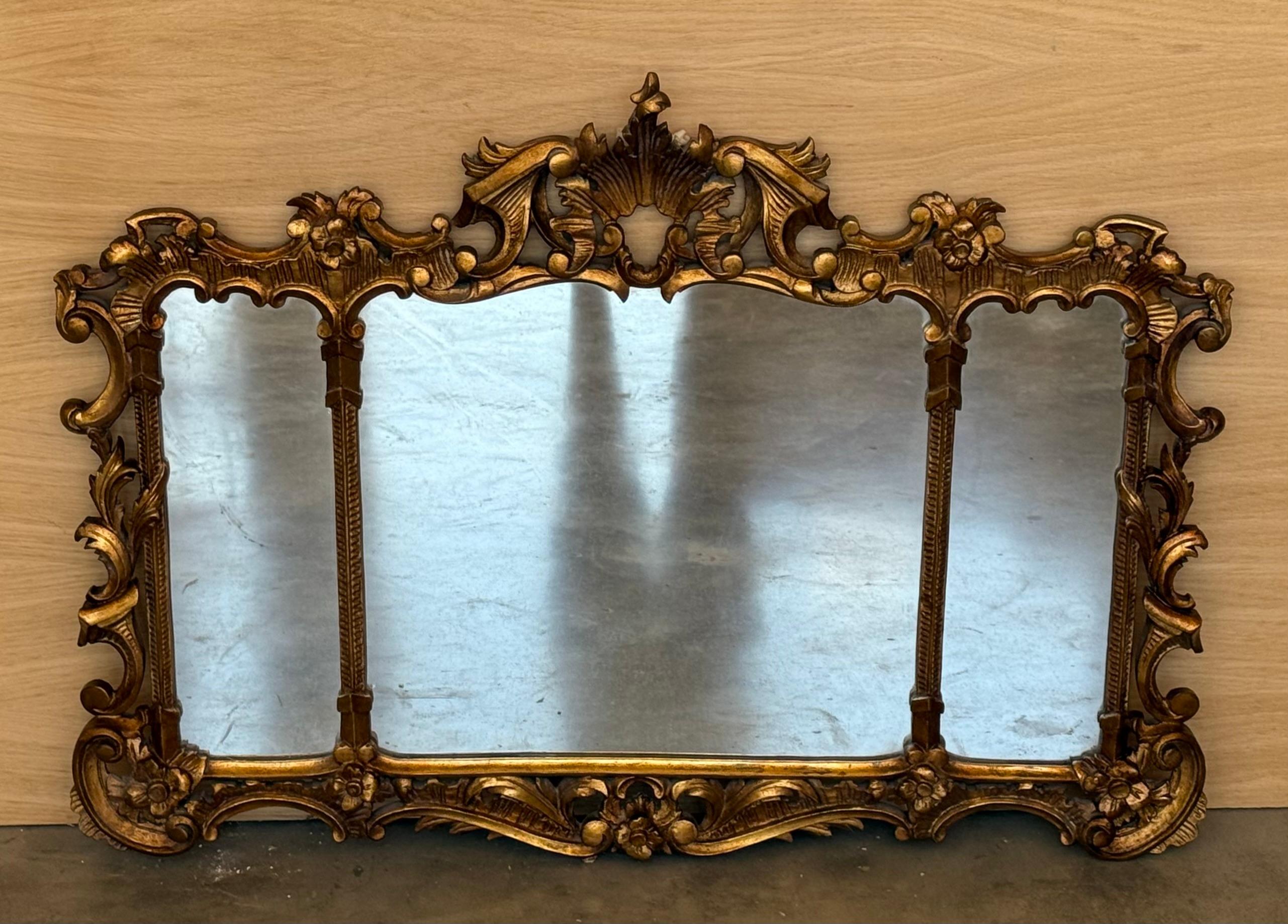 Néo-baroque Miroir horizontal doré en noyer sculpté et ornementé de style baroque espagnol du 20e siècle en vente
