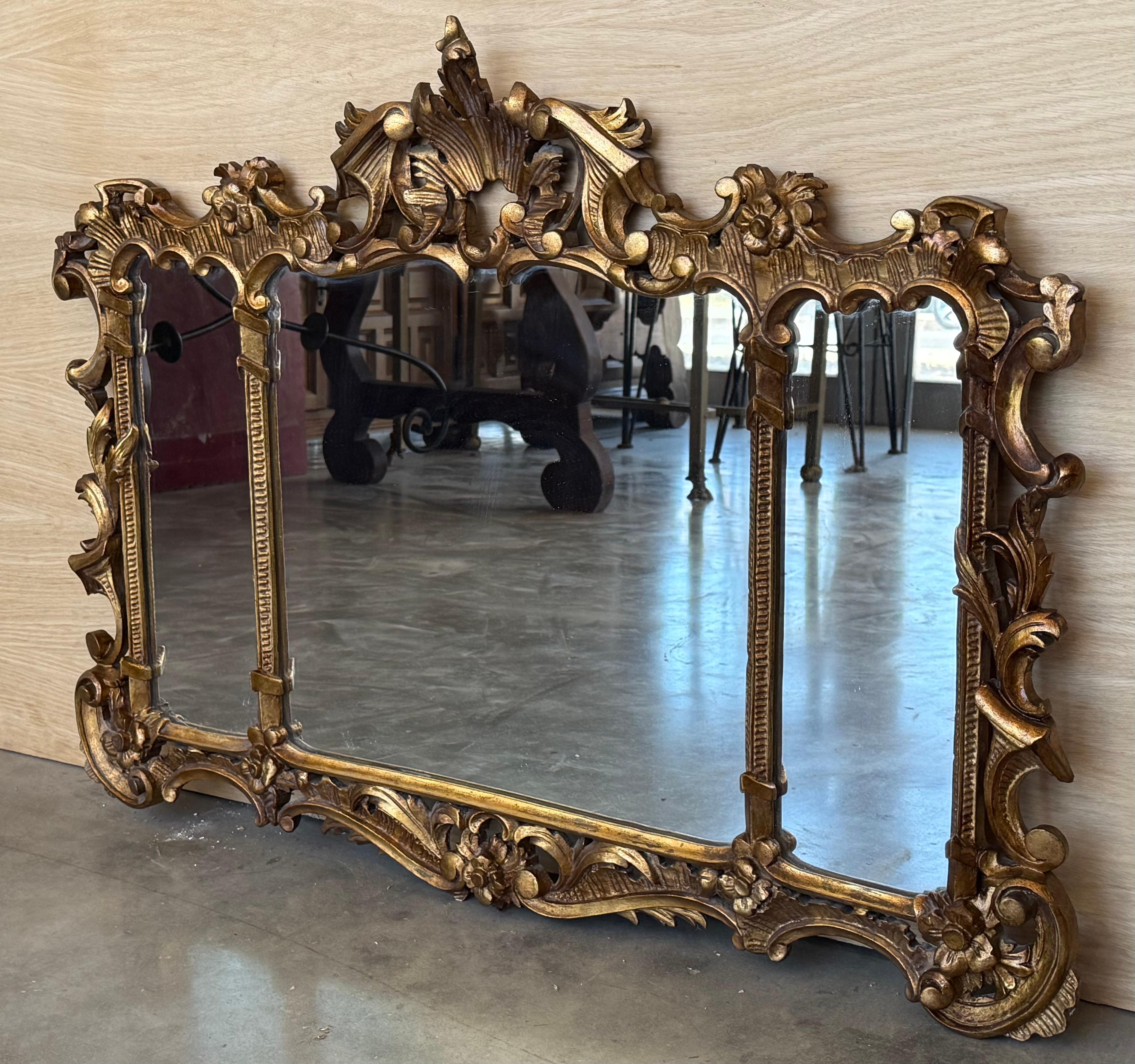 Espagnol Miroir horizontal doré en noyer sculpté et ornementé de style baroque espagnol du 20e siècle en vente