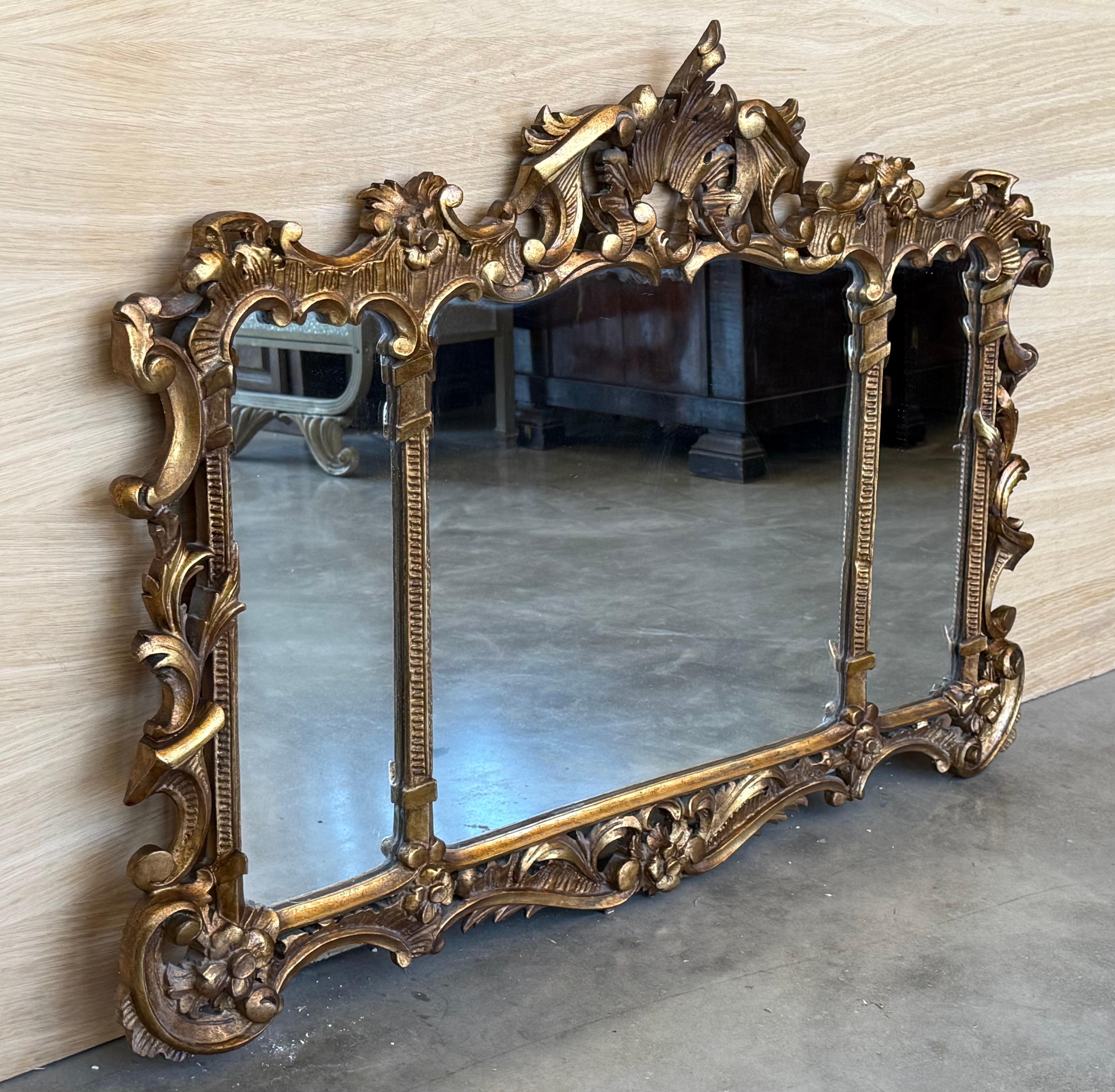 Miroir horizontal doré en noyer sculpté et ornementé de style baroque espagnol du 20e siècle Bon état - En vente à Miami, FL