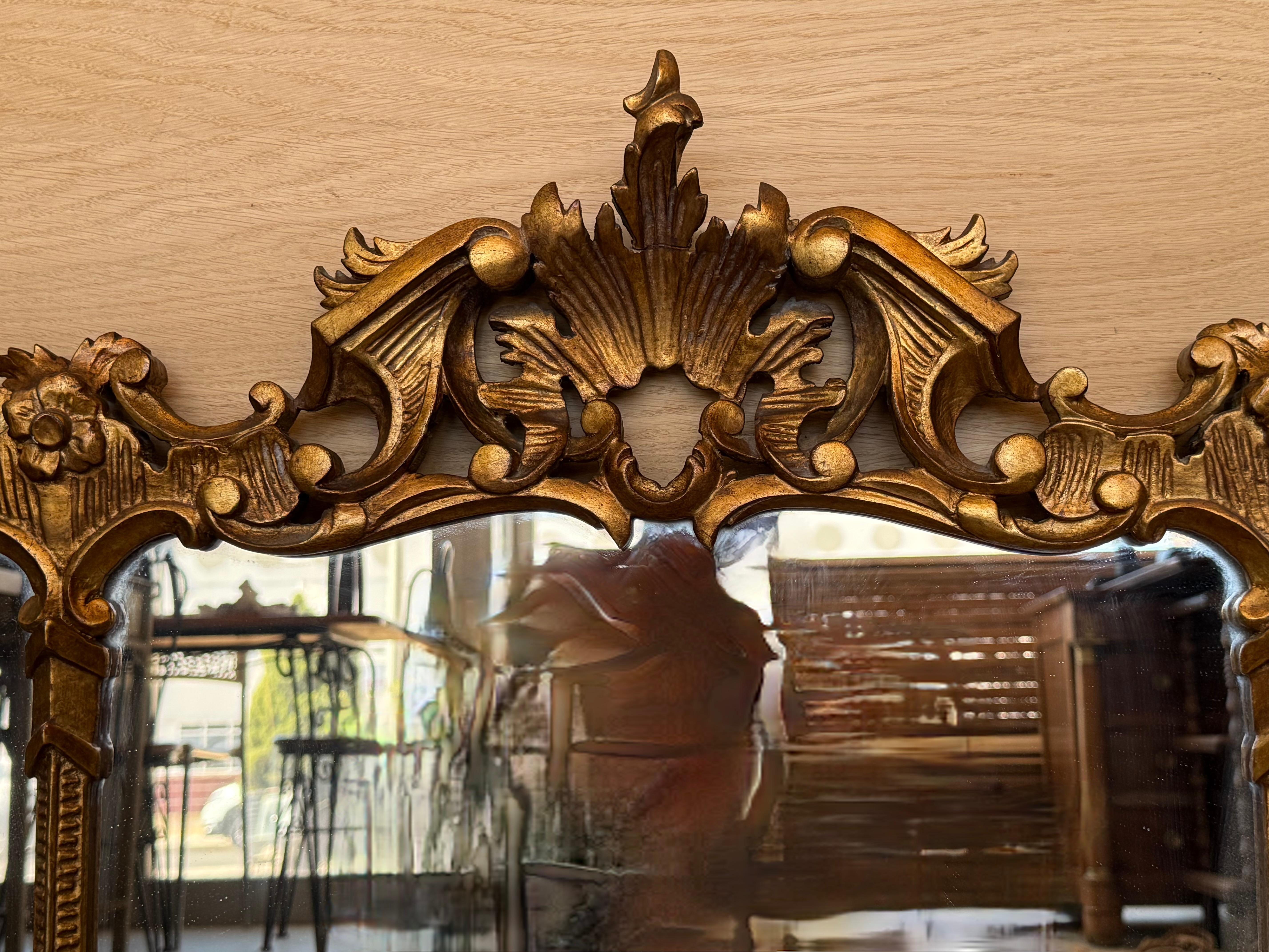 Miroir horizontal doré en noyer sculpté et ornementé de style baroque espagnol du 20e siècle en vente 1