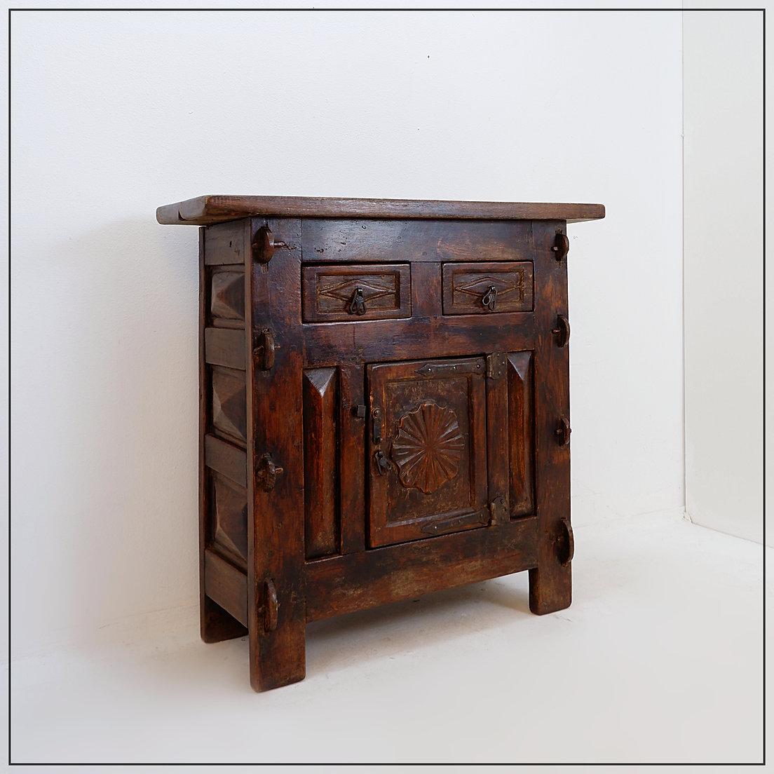 Spanish 20th Century Rustic Buffet - 2 drawers en venta 4