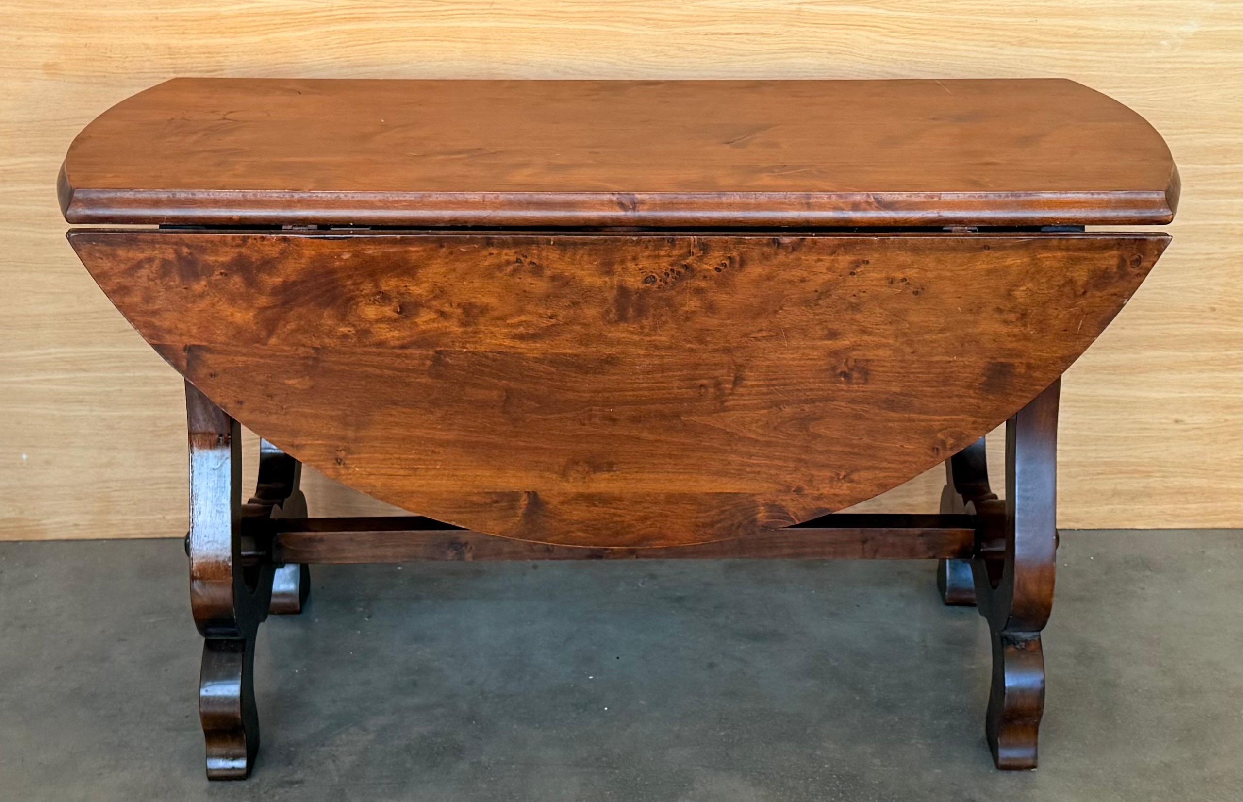 Spanish 20th Century Walnut Drop-Leaf Table with round Top and Lyre Legs For Sale 6