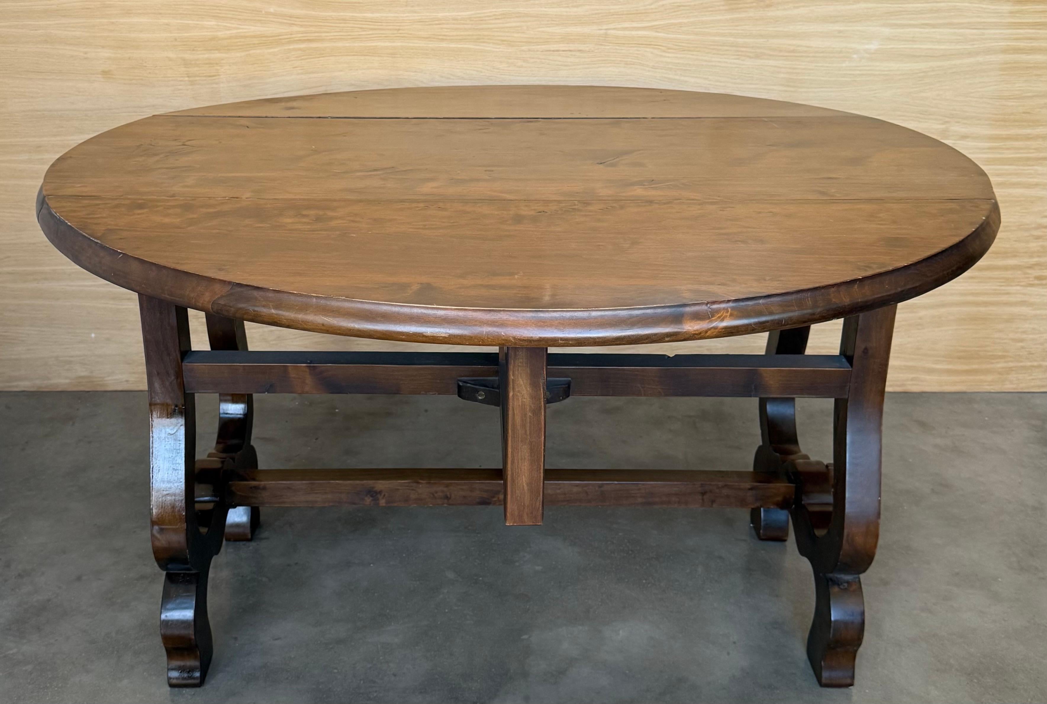 Spanish 20th Century Walnut Drop-Leaf Table with round Top and Lyre Legs For Sale 8