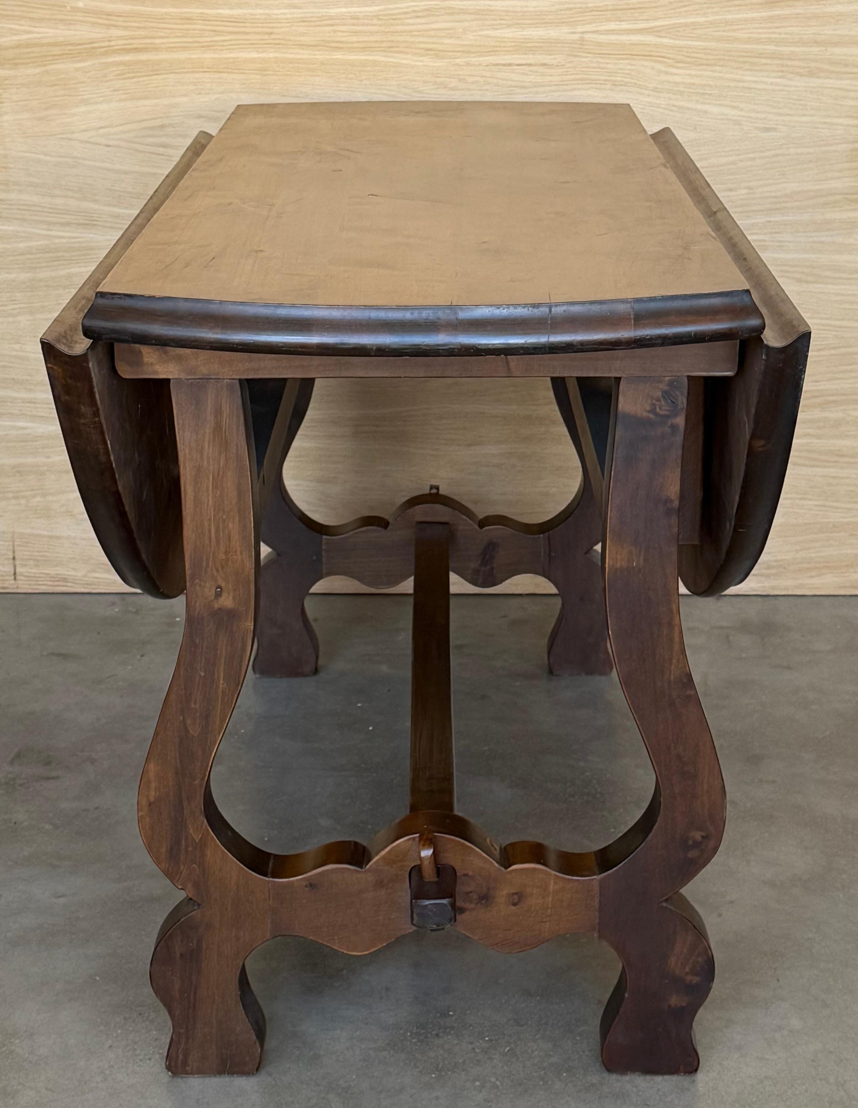 Spanish 20th Century Walnut Drop-Leaf Table with round Top and Lyre Legs For Sale 11