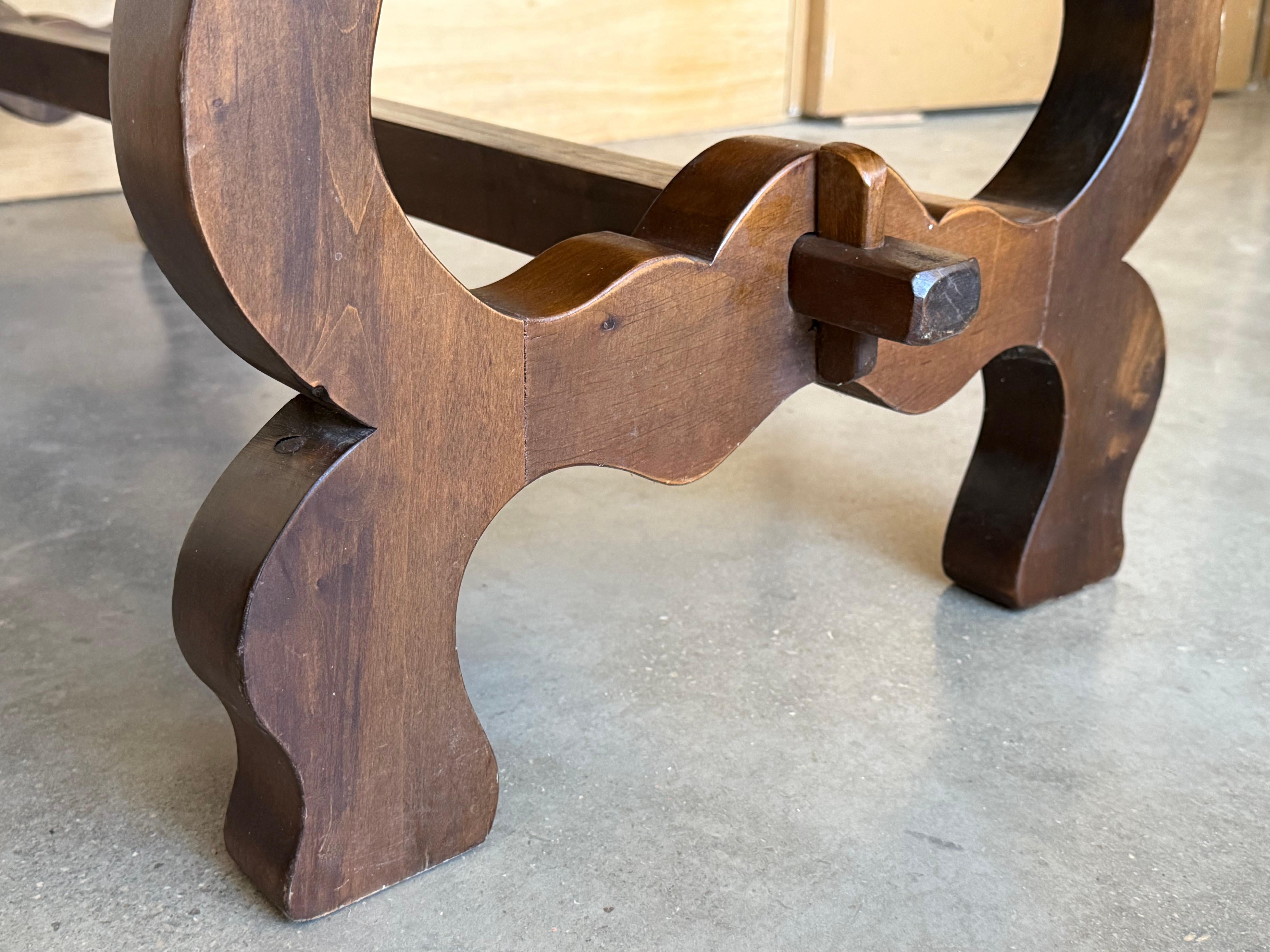 Spanish 20th Century Walnut Drop-Leaf Table with round Top and Lyre Legs For Sale 14