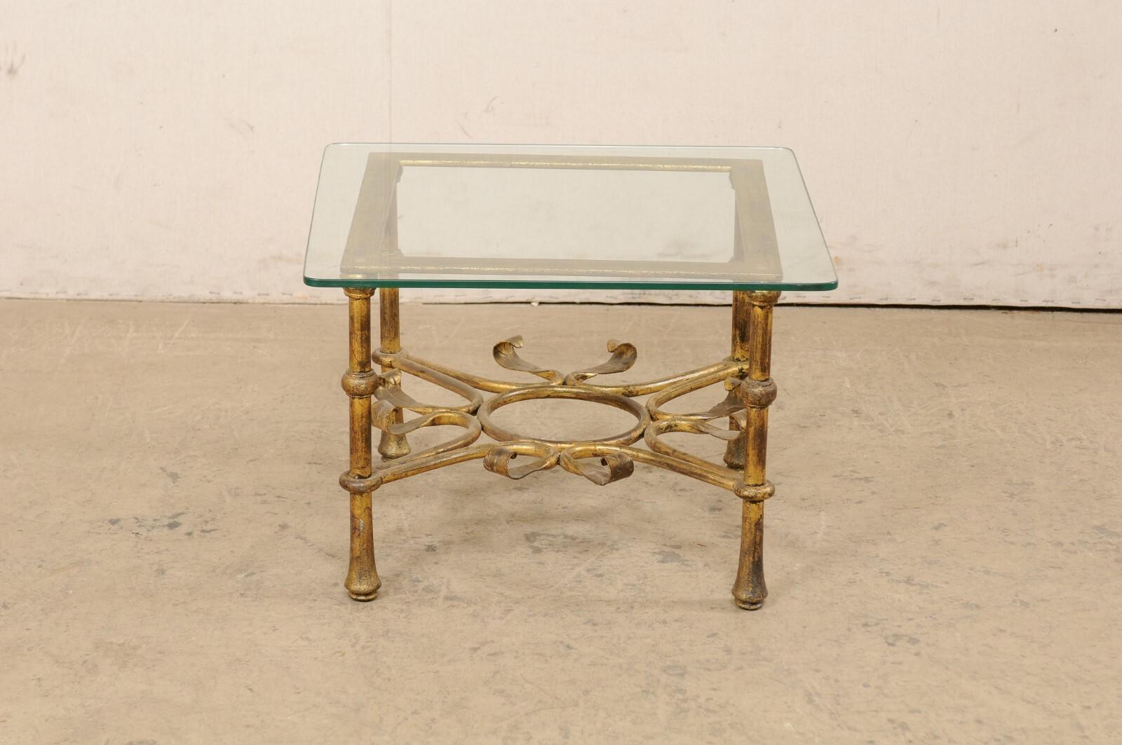 Métal Table d'appoint espagnole avec motif soleil et feuilles d'or + plateau en verre en vente