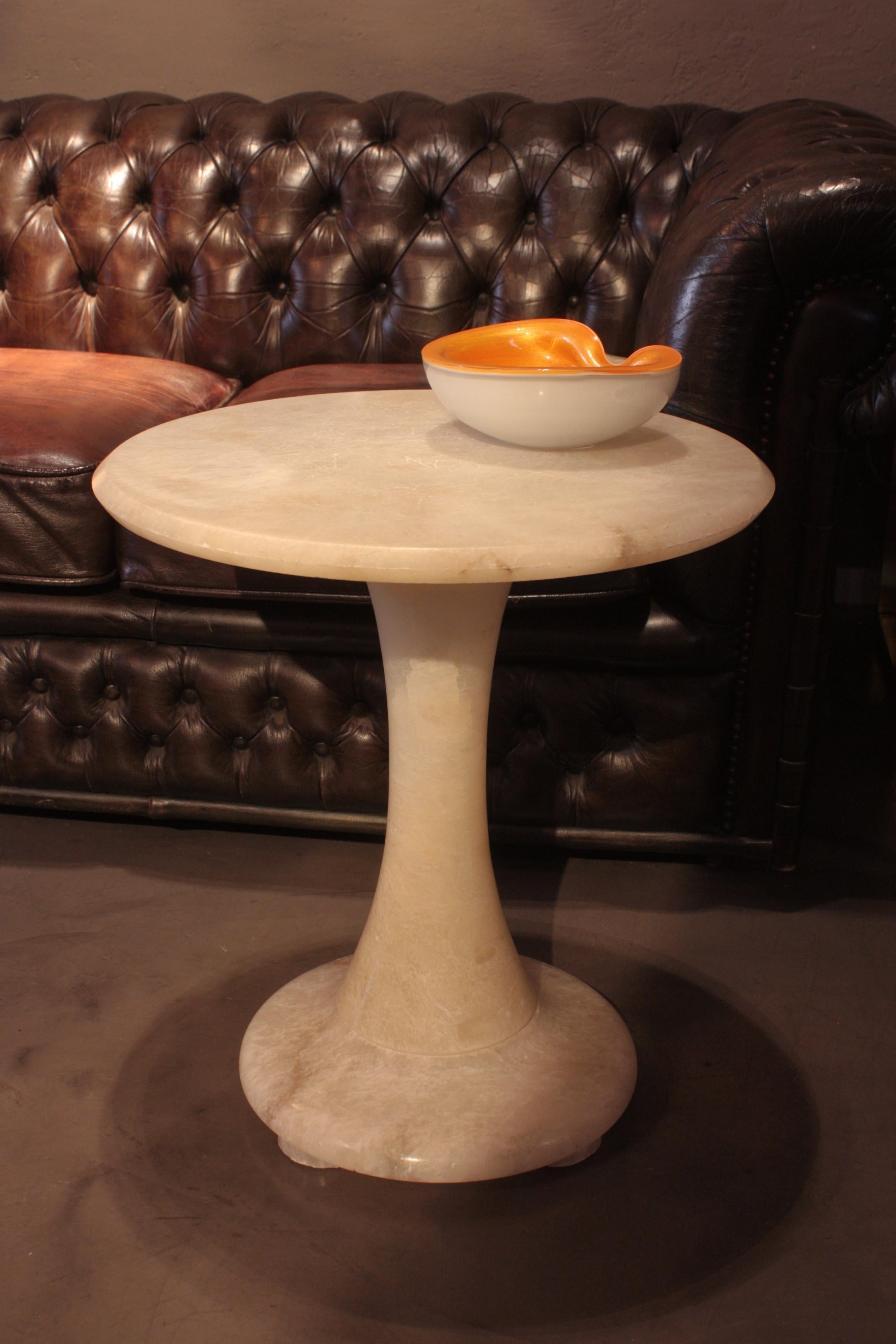 Table / Table d'appoint en albâtre espagnol Gueridon en vente 2