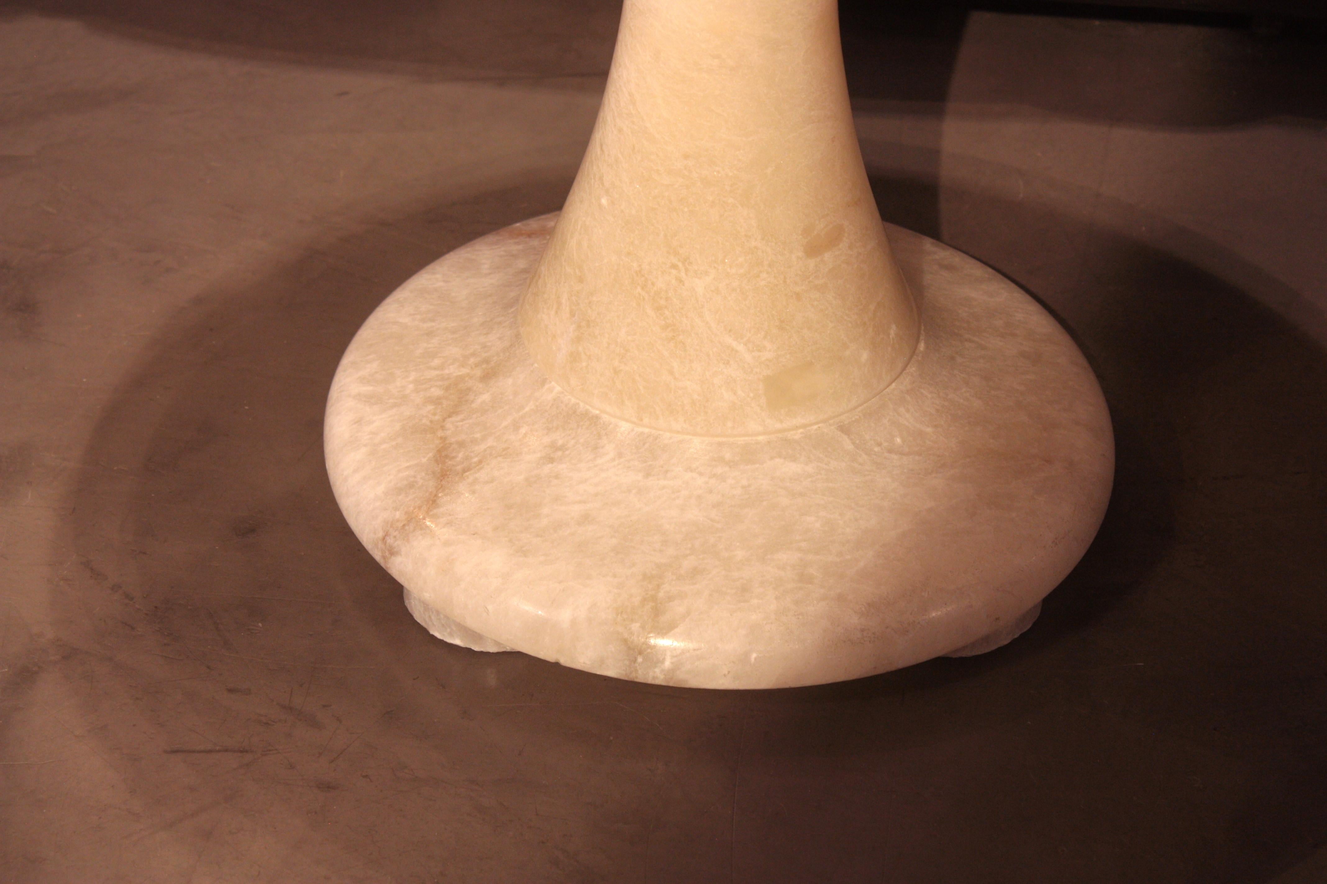 Table / Table d'appoint en albâtre espagnol Gueridon en vente 3