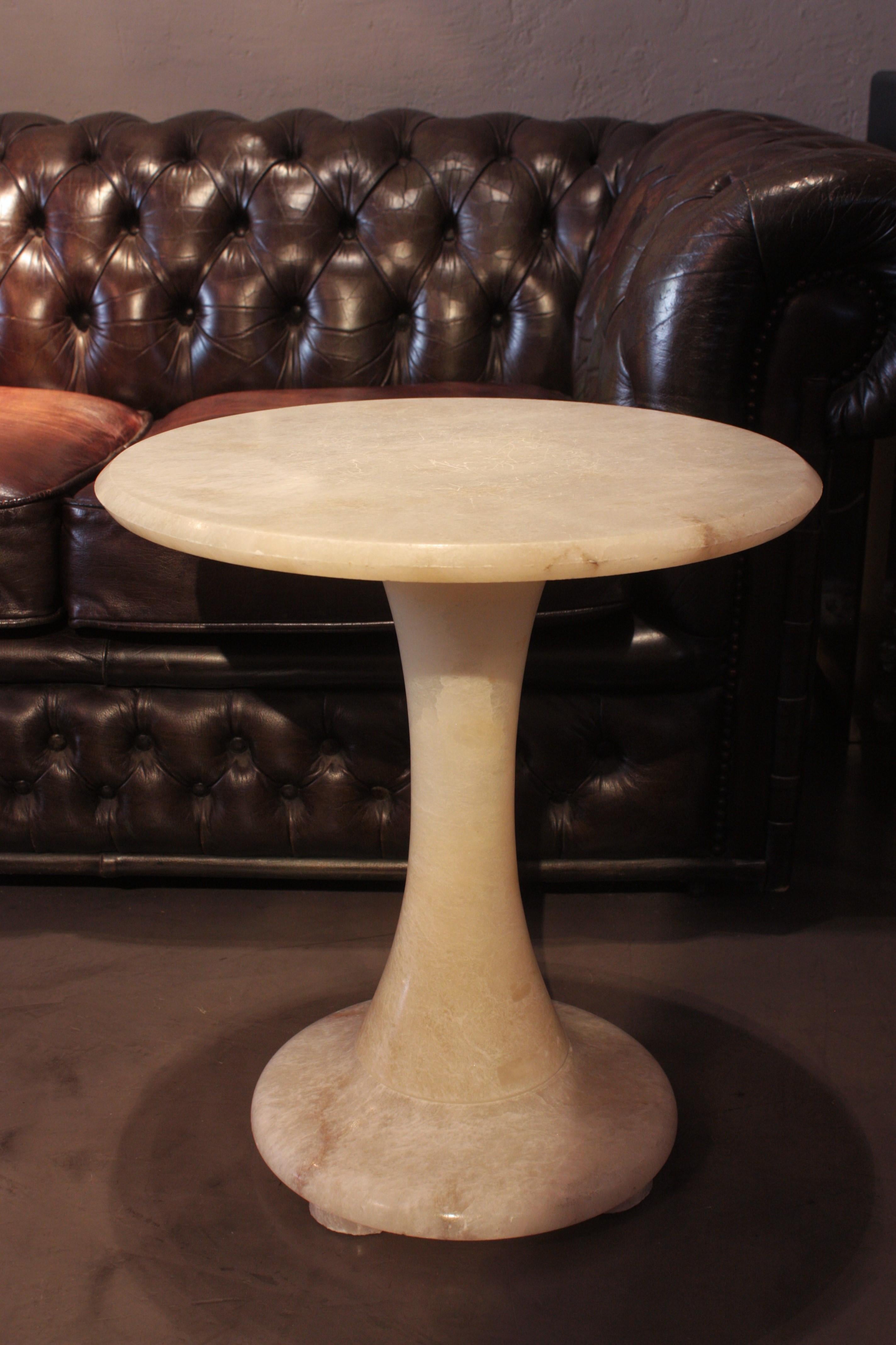 Table / Table d'appoint en albâtre espagnol Gueridon en vente 10