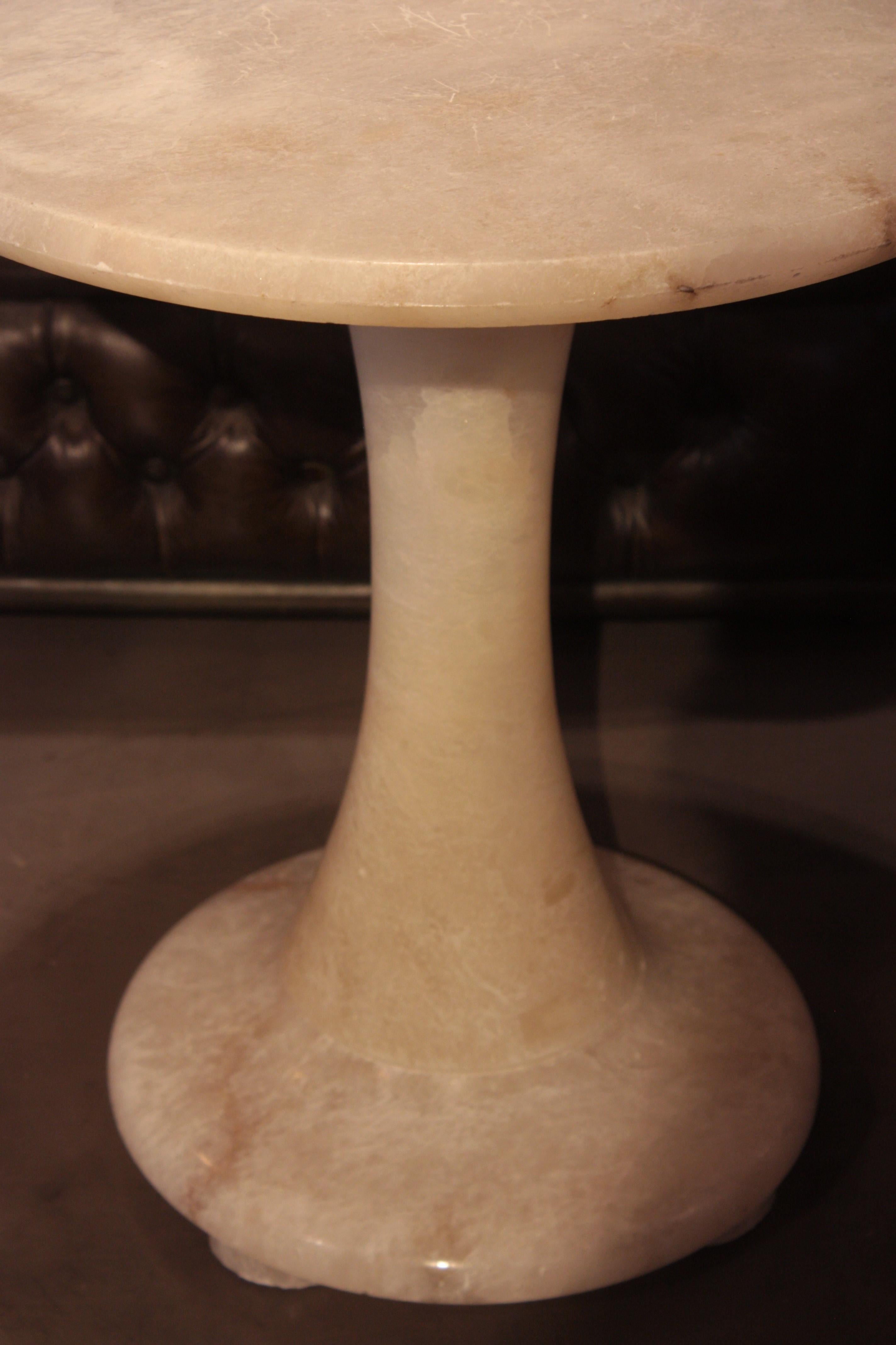 Table / Table d'appoint en albâtre espagnol Gueridon en vente 11