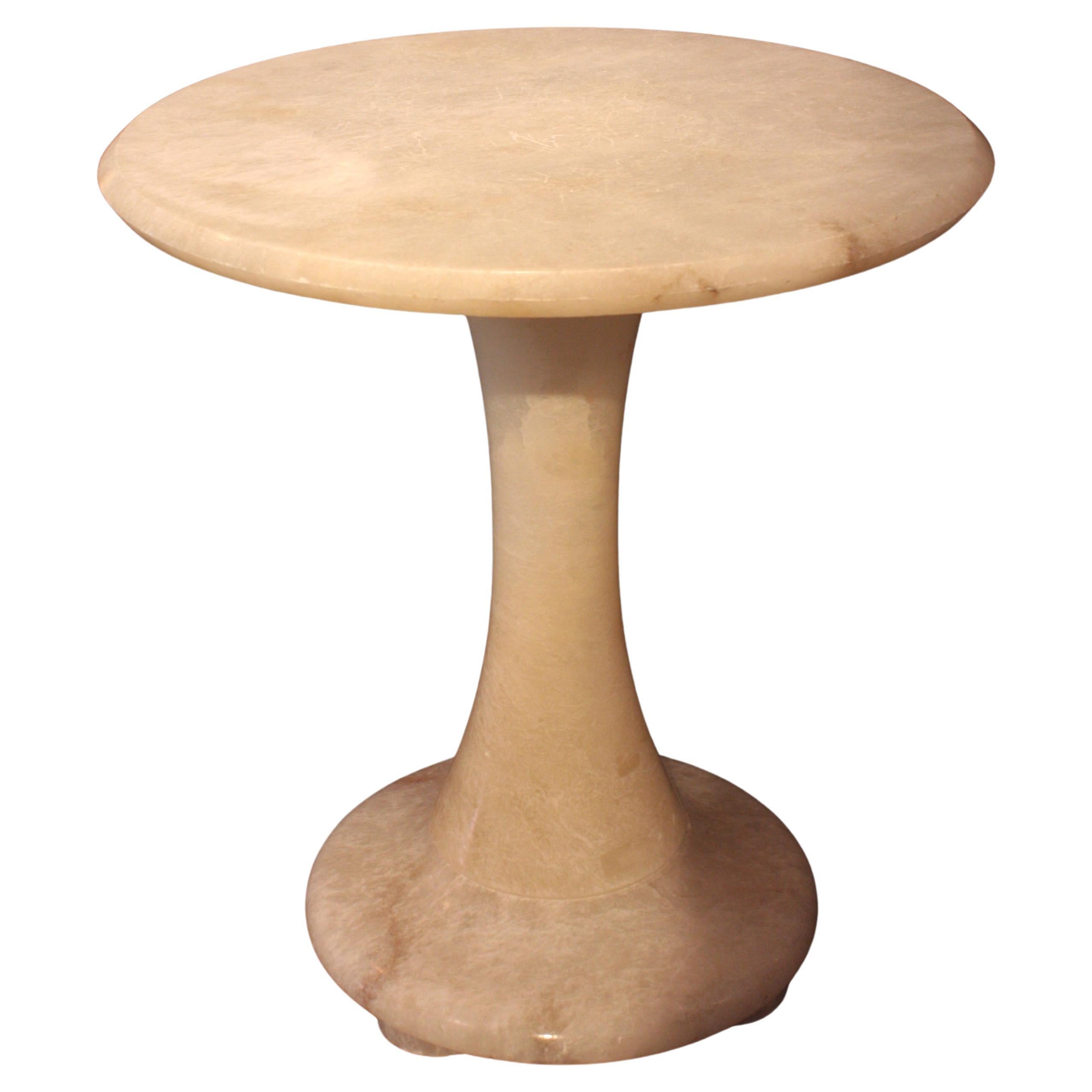 Table d'appoint / table à boissons Gueridon en albâtre tourné, Espagne, années 1950-1960
Fabriqué à la période moderne du milieu du siècle.
Elegante table d'appoint en albâtre avec plateau rond et base ronde à piédestal. 
Cette pièce est joliment
