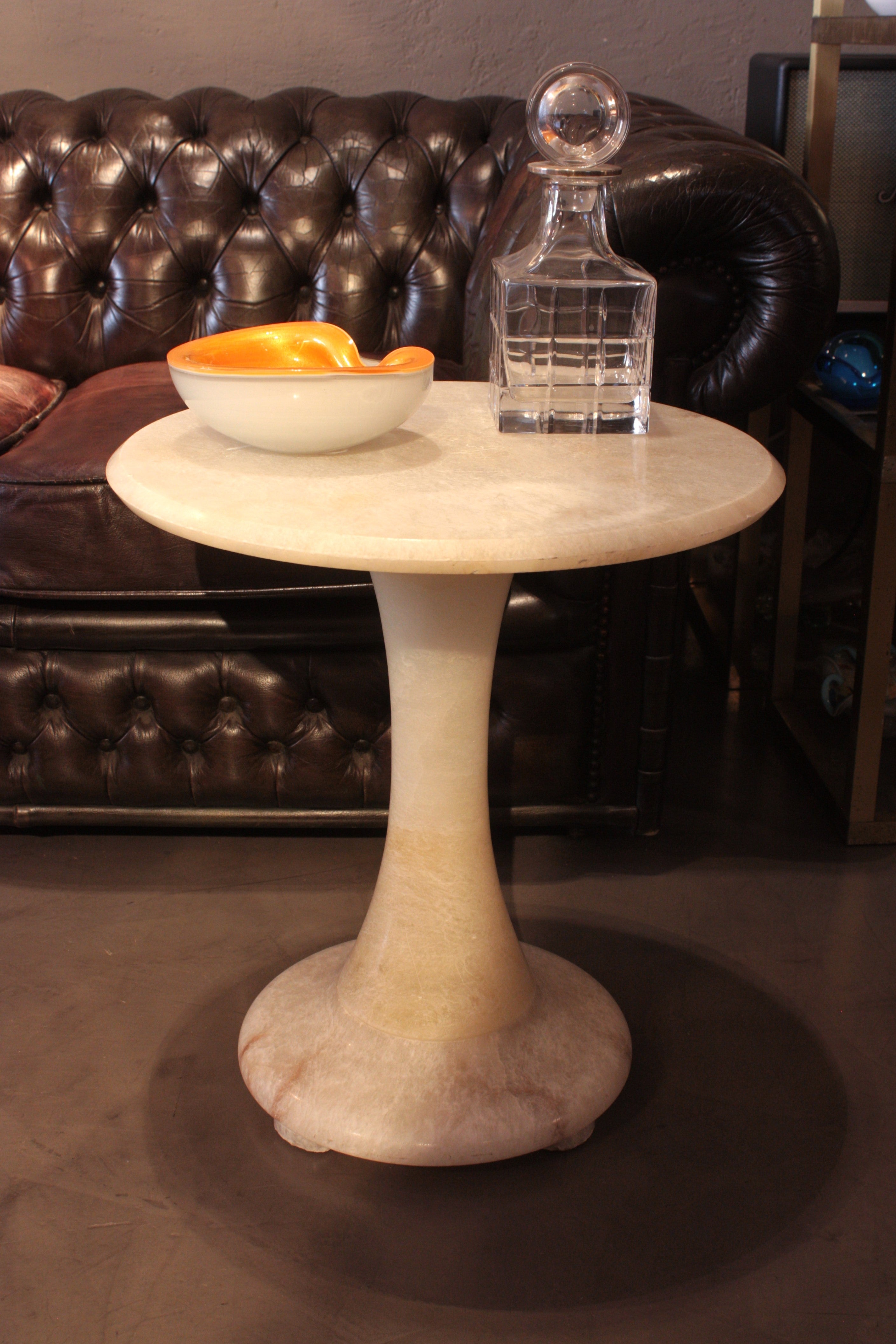 Mid-Century Modern Table / Table d'appoint en albâtre espagnol Gueridon en vente