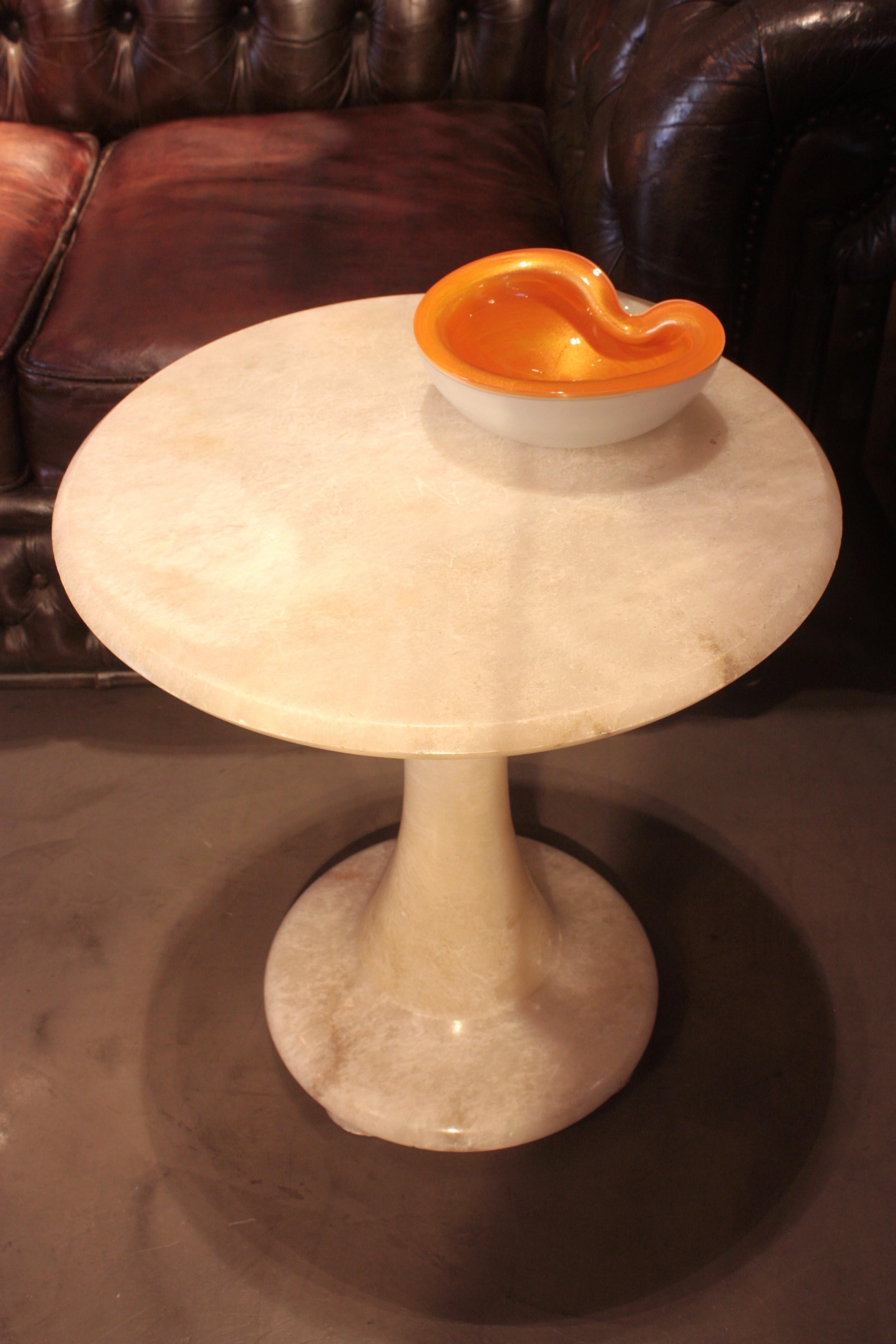 Sculpté Table / Table d'appoint en albâtre espagnol Gueridon en vente