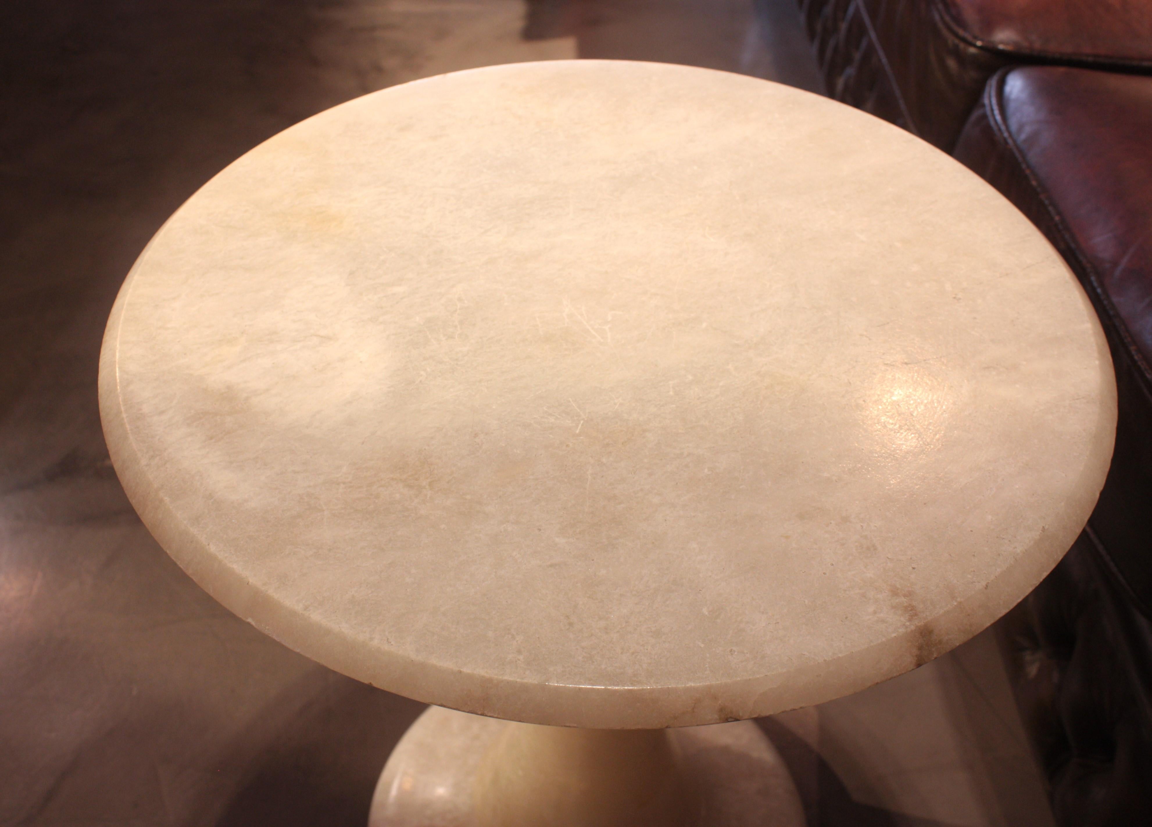 20ième siècle Table / Table d'appoint en albâtre espagnol Gueridon en vente