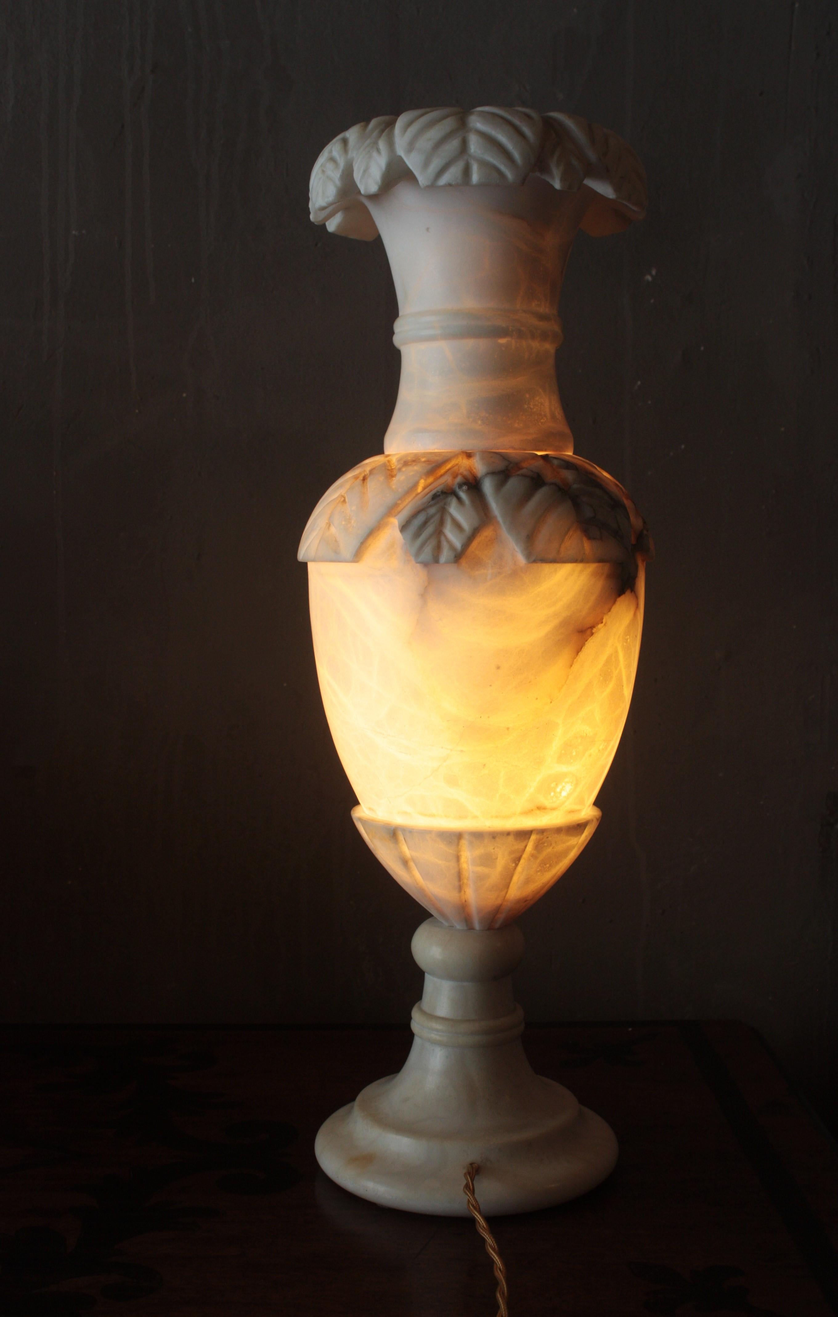 Grande lampe de bureau espagnole en albâtre avec détails sculptés en feuillage en vente 2