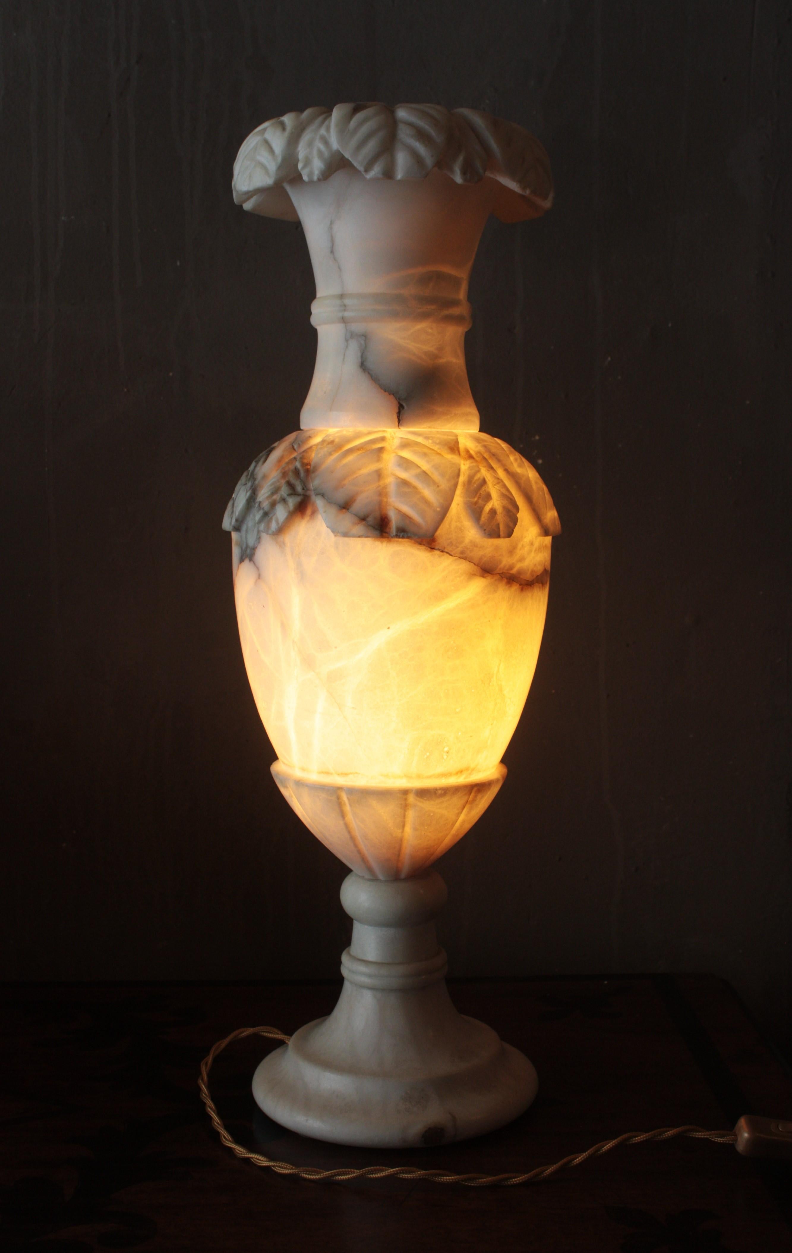 Grande lampe de bureau espagnole en albâtre avec détails sculptés en feuillage en vente 3