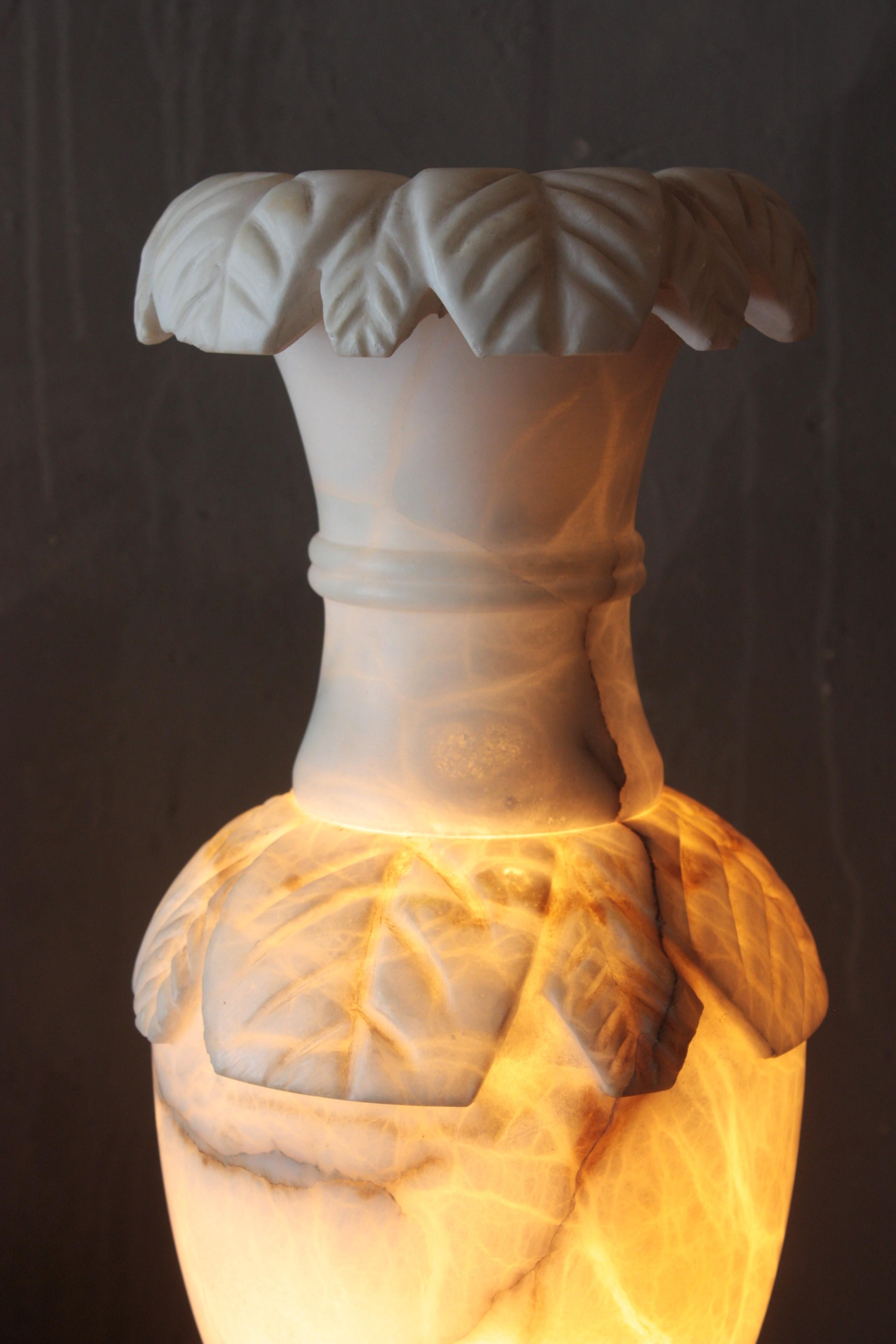 Grande lampe de bureau espagnole en albâtre avec détails sculptés en feuillage en vente 5
