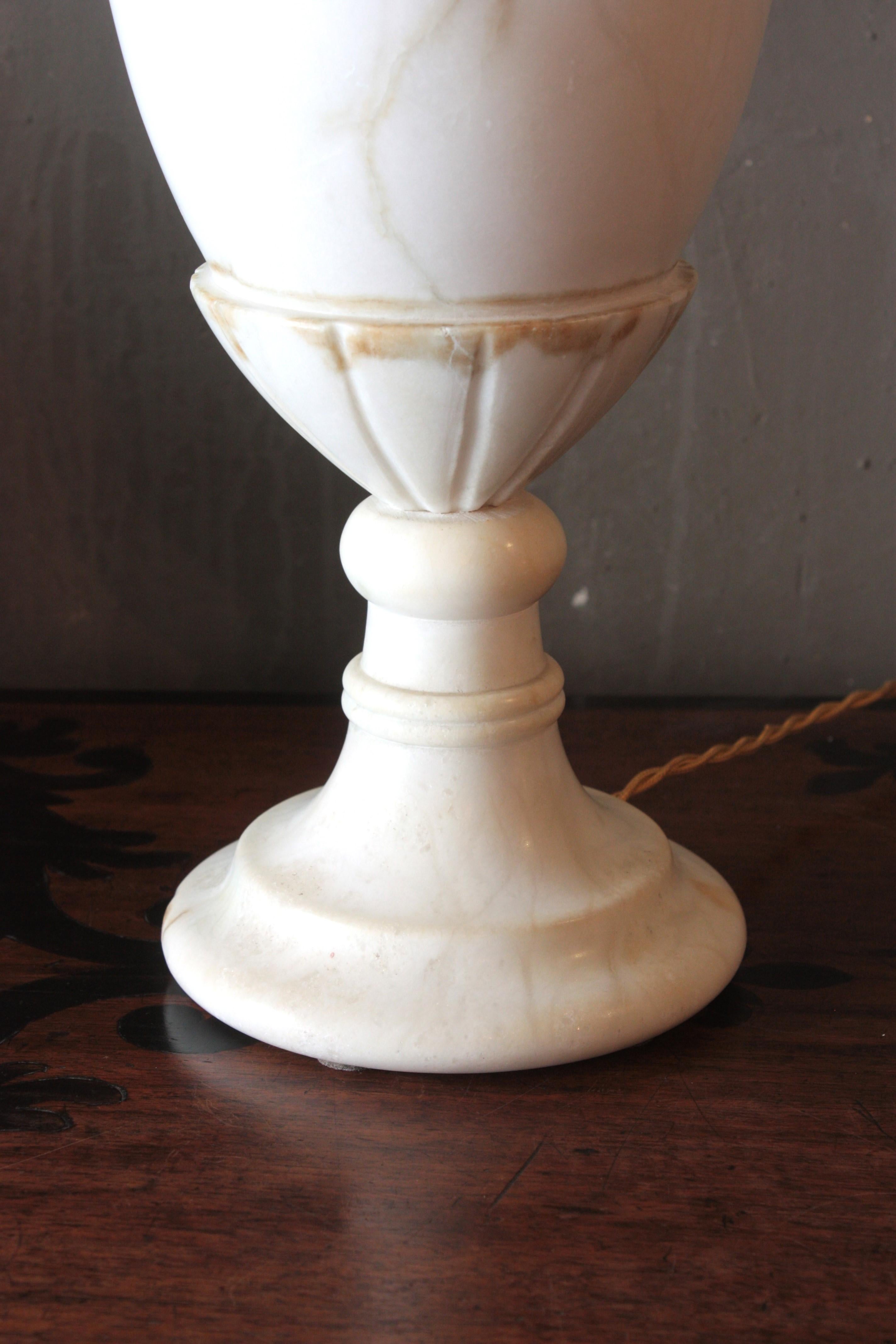 Grande lampe de bureau espagnole en albâtre avec détails sculptés en feuillage en vente 9