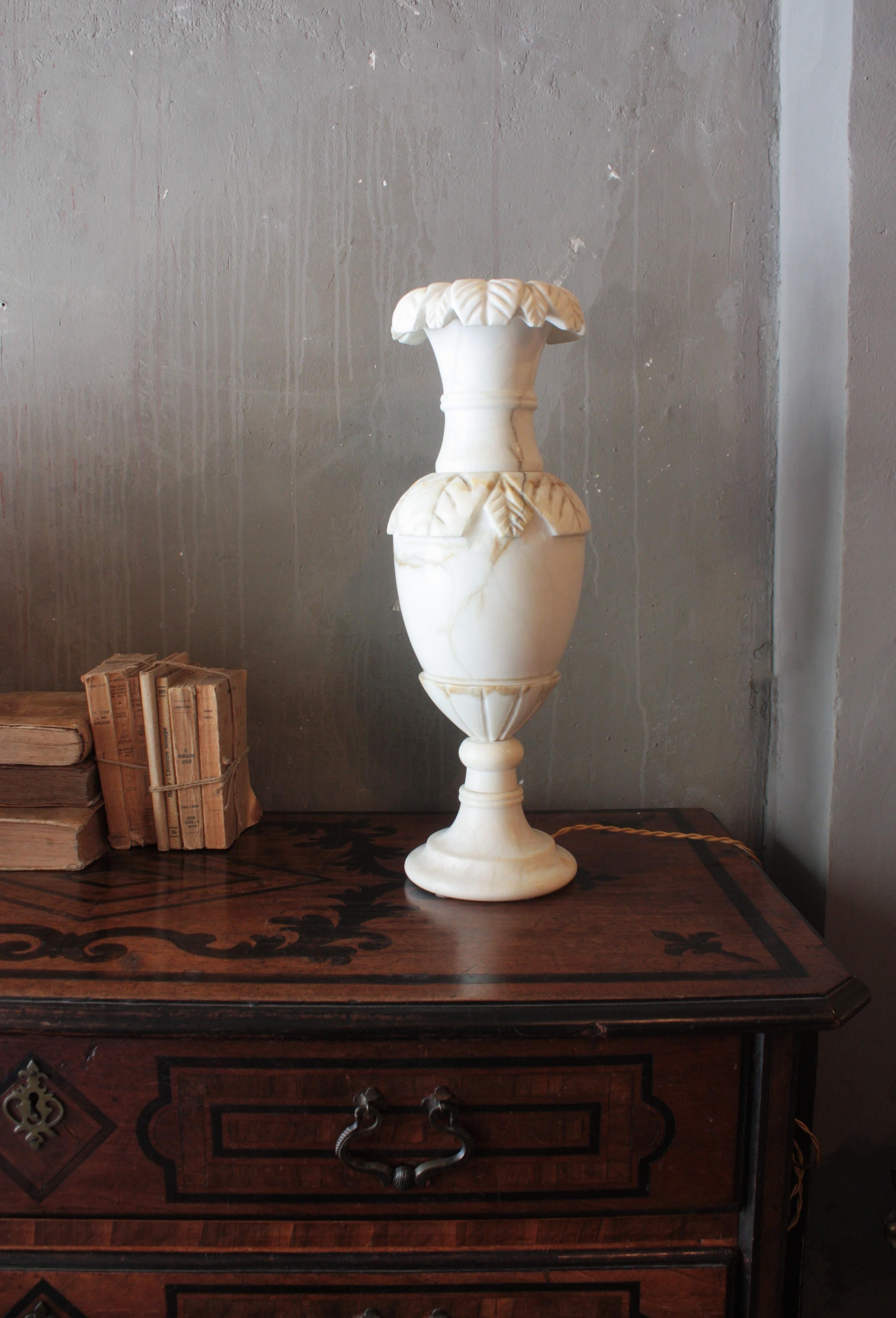 Art déco Grande lampe de bureau espagnole en albâtre avec détails sculptés en feuillage en vente