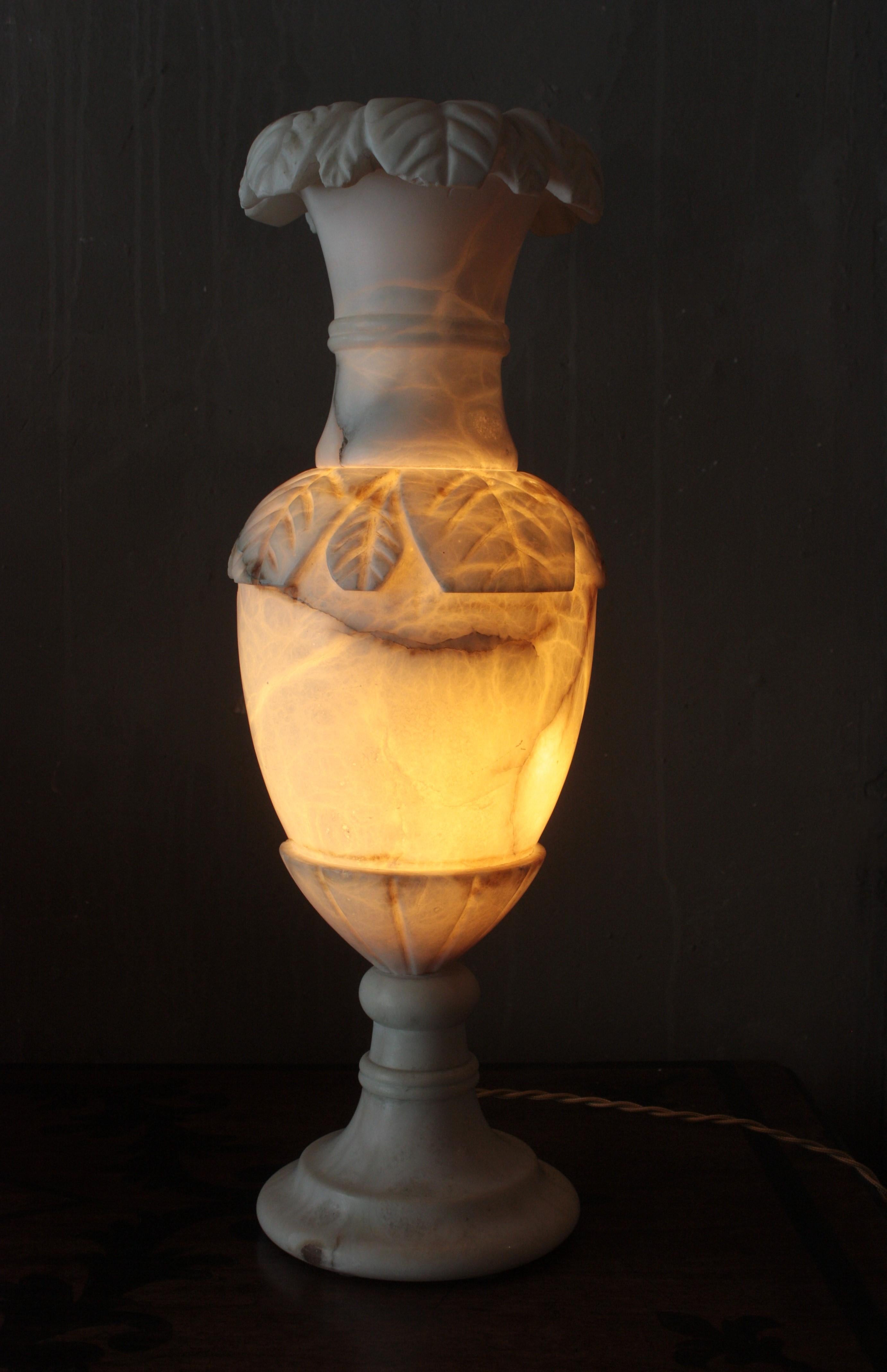 Grande lampe de bureau espagnole en albâtre avec détails sculptés en feuillage Bon état - En vente à Barcelona, ES