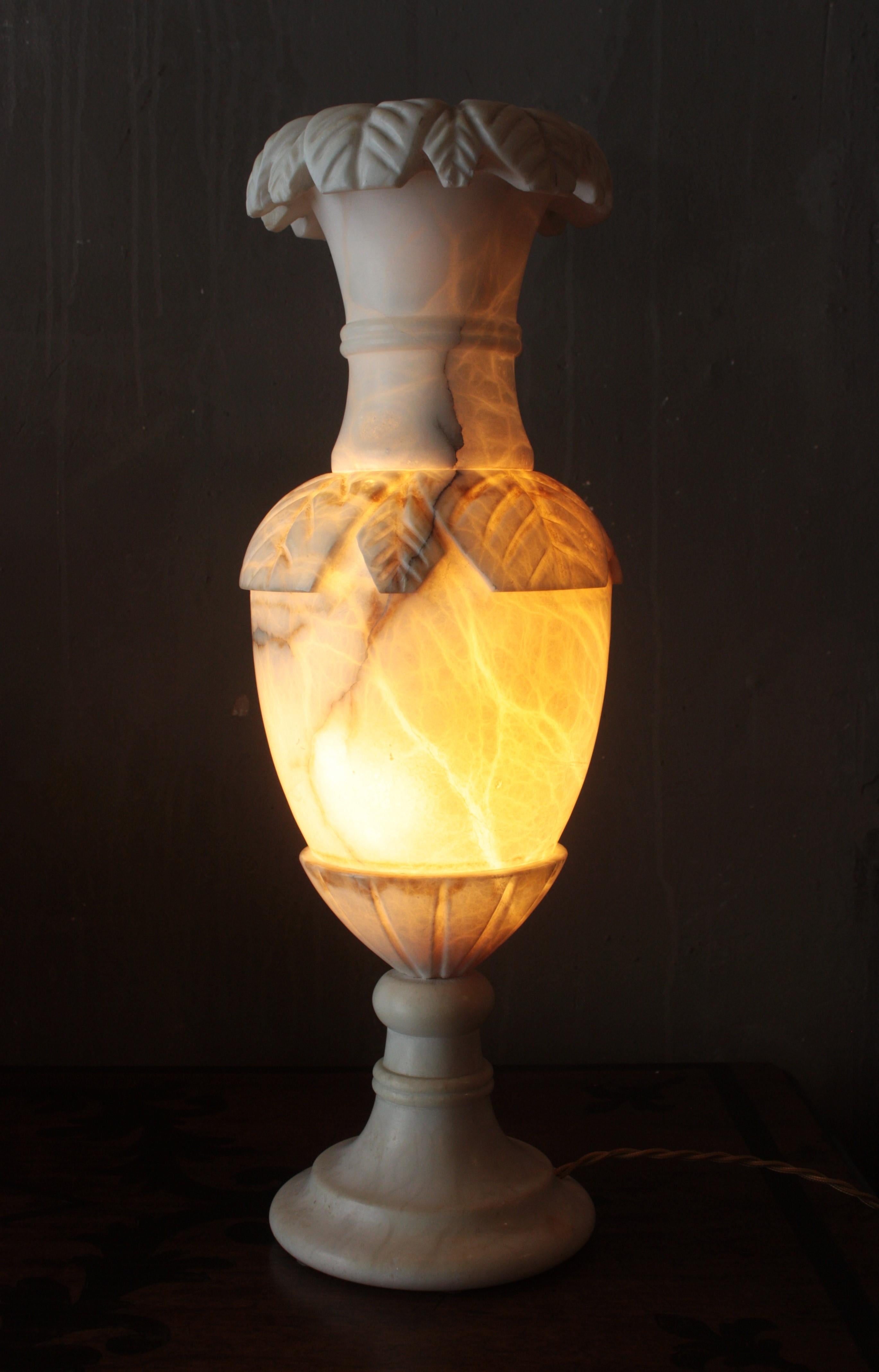 Grande lampe de bureau espagnole en albâtre avec détails sculptés en feuillage en vente 1