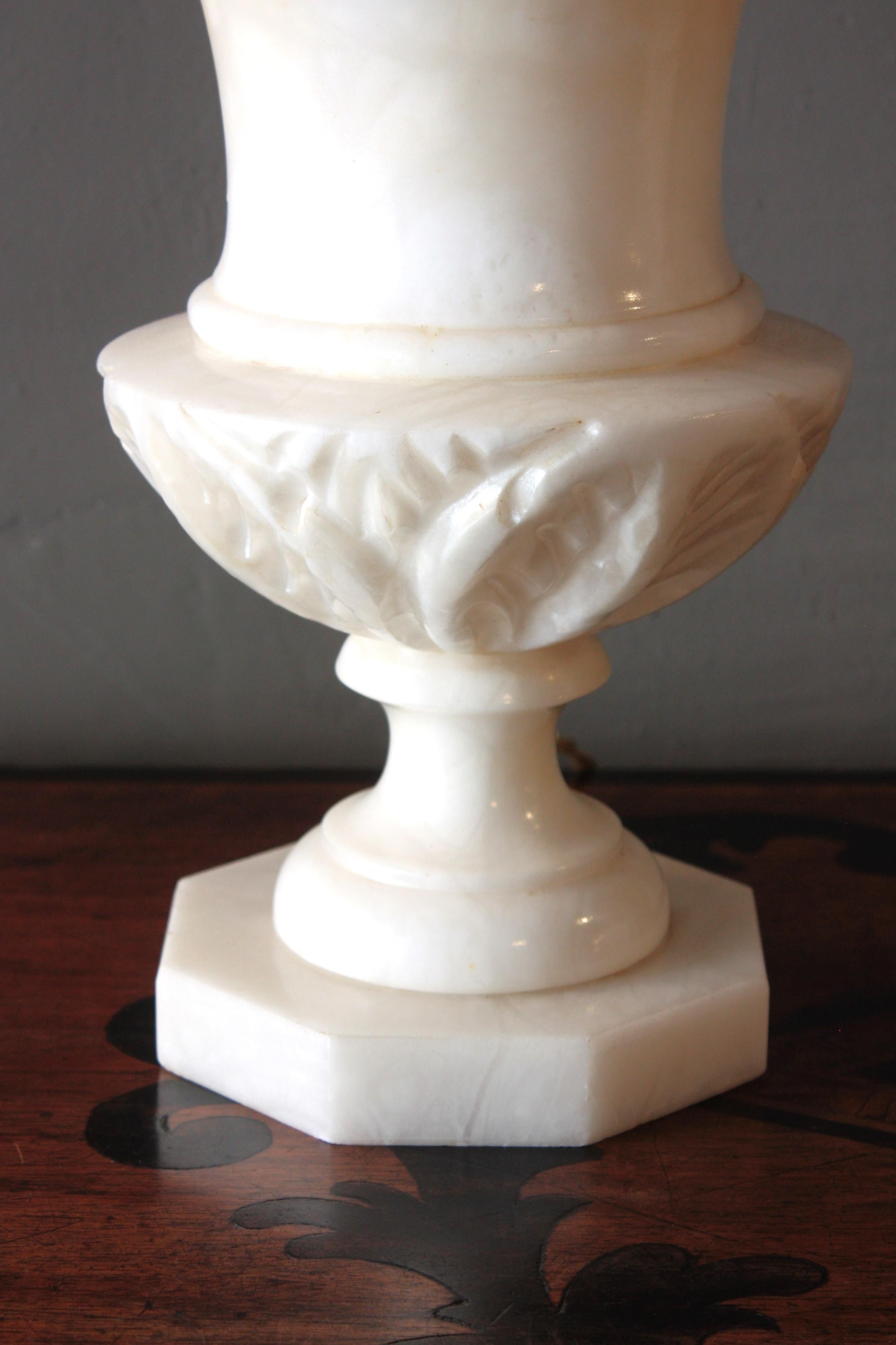 Lampada spagnola a urna in alabastro con dettagli intagliati a fogliame, anni '40 in vendita 2