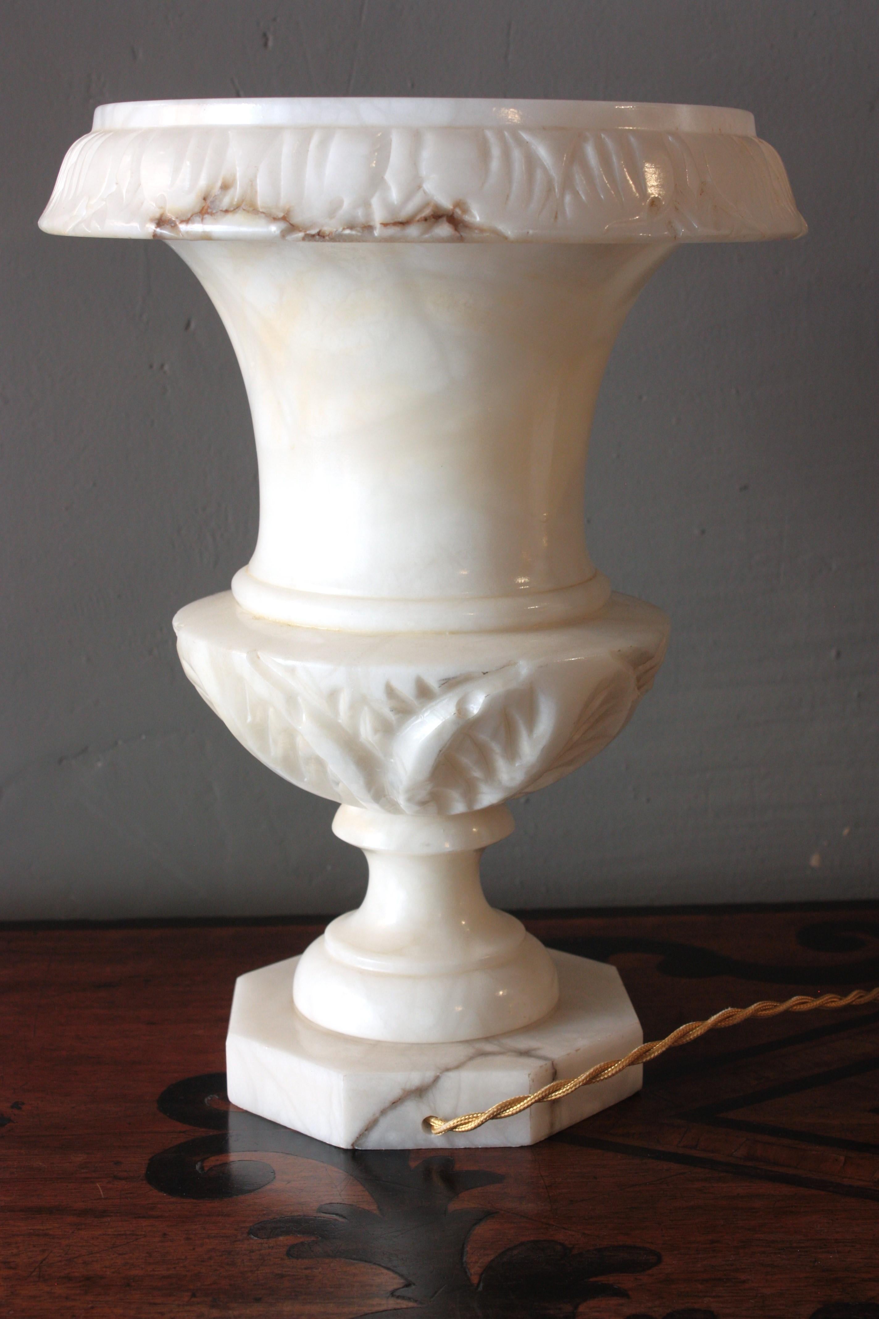 Lampada spagnola a urna in alabastro con dettagli intagliati a fogliame, anni '40 in vendita 3