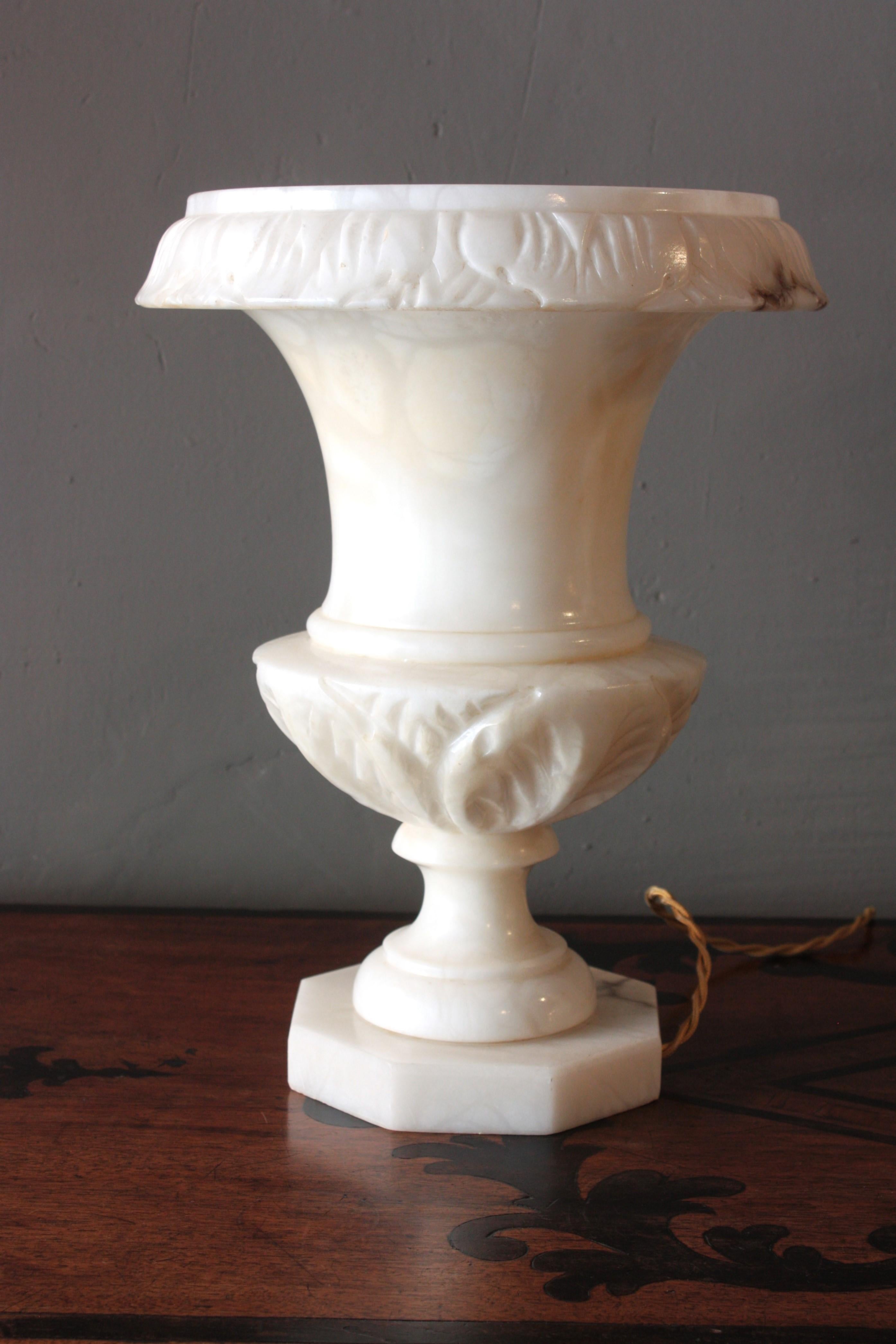 Lampada spagnola a urna in alabastro con dettagli intagliati a fogliame, anni '40 in vendita 4