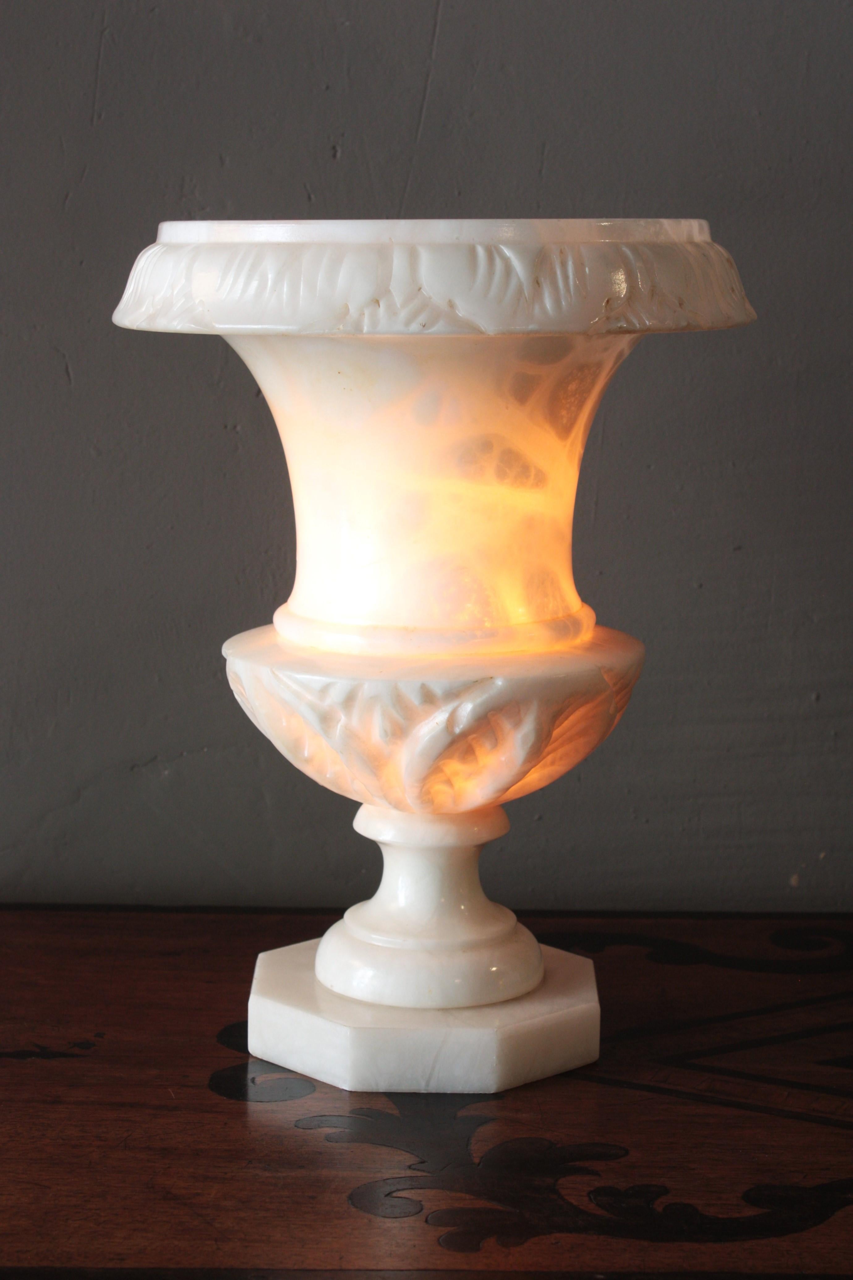 Lampada spagnola a urna in alabastro con dettagli intagliati a fogliame, anni '40 in vendita 5