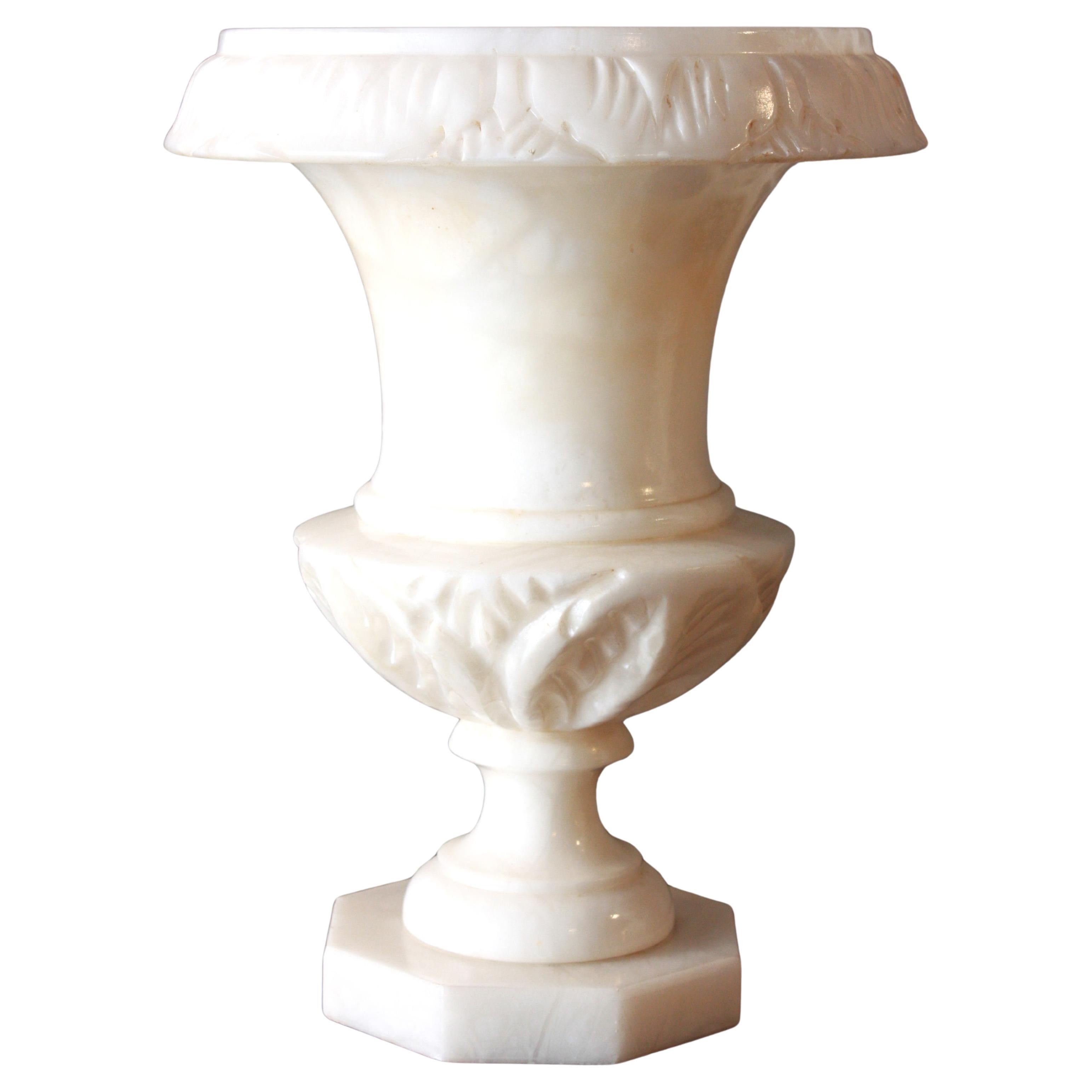 Lampada ad urna in alabastro dal design neoclassico. Spagna, anni '30-'40
Questa lampada ad urna in alabastro tornito dal design classico presenta dettagli intagliati a fogliame sulla parte superiore e inferiore. Ha un bel colore e una bella patina