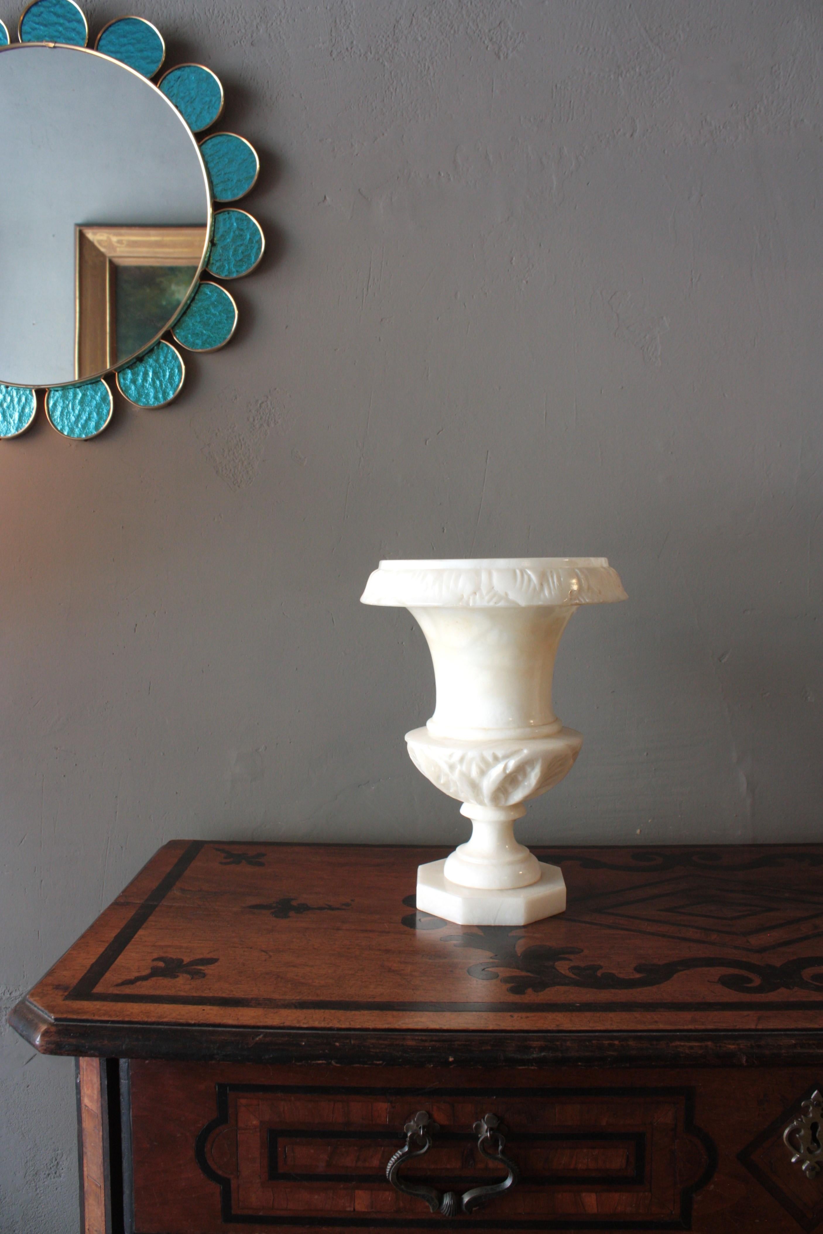 Art Déco Lampada spagnola a urna in alabastro con dettagli intagliati a fogliame, anni '40 in vendita