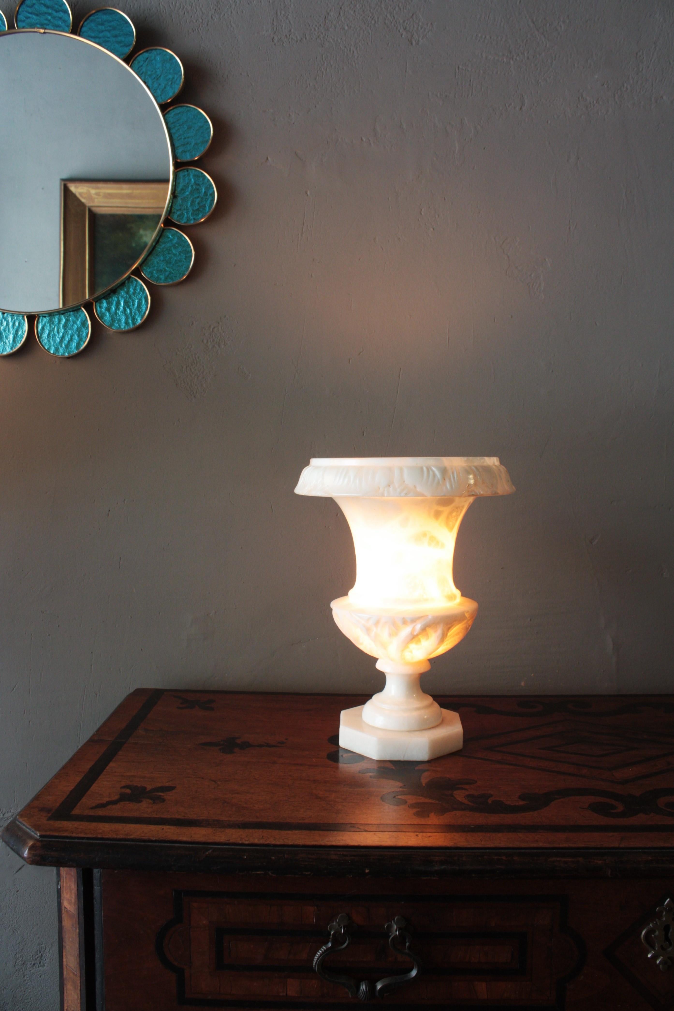 Spagnolo Lampada spagnola a urna in alabastro con dettagli intagliati a fogliame, anni '40 in vendita