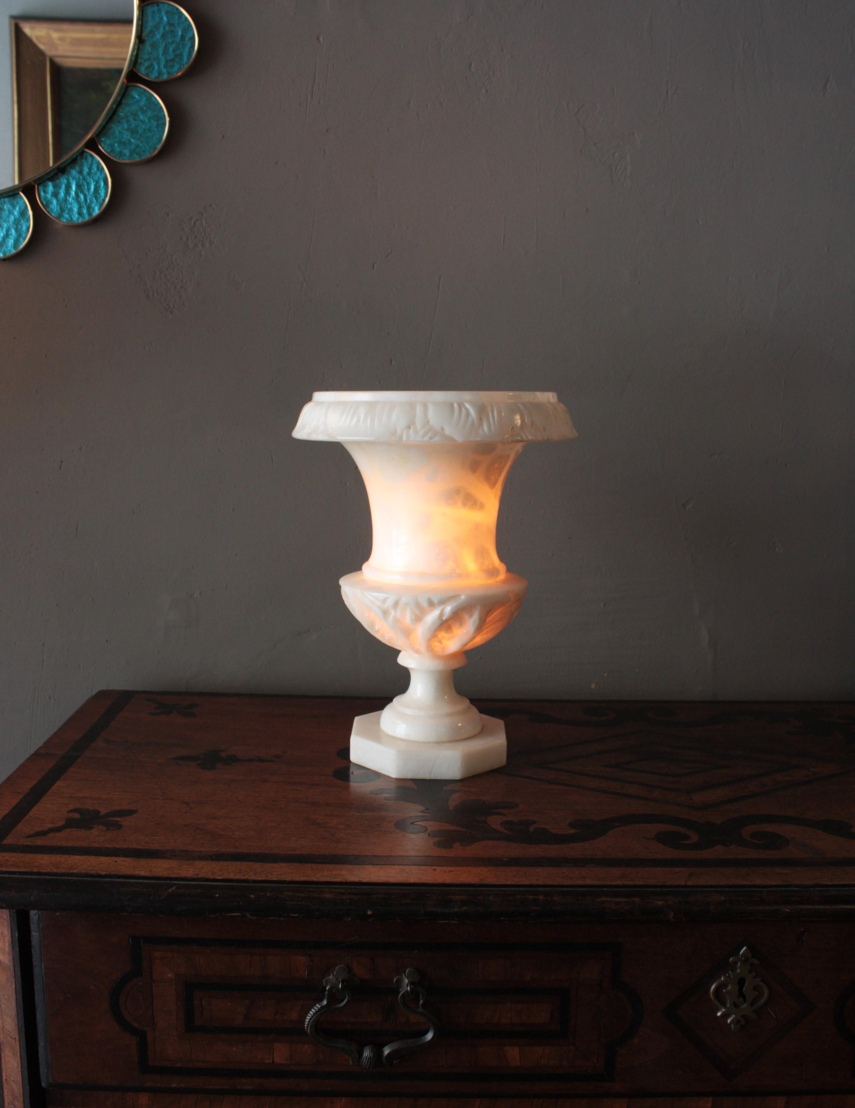 Intagliato Lampada spagnola a urna in alabastro con dettagli intagliati a fogliame, anni '40 in vendita