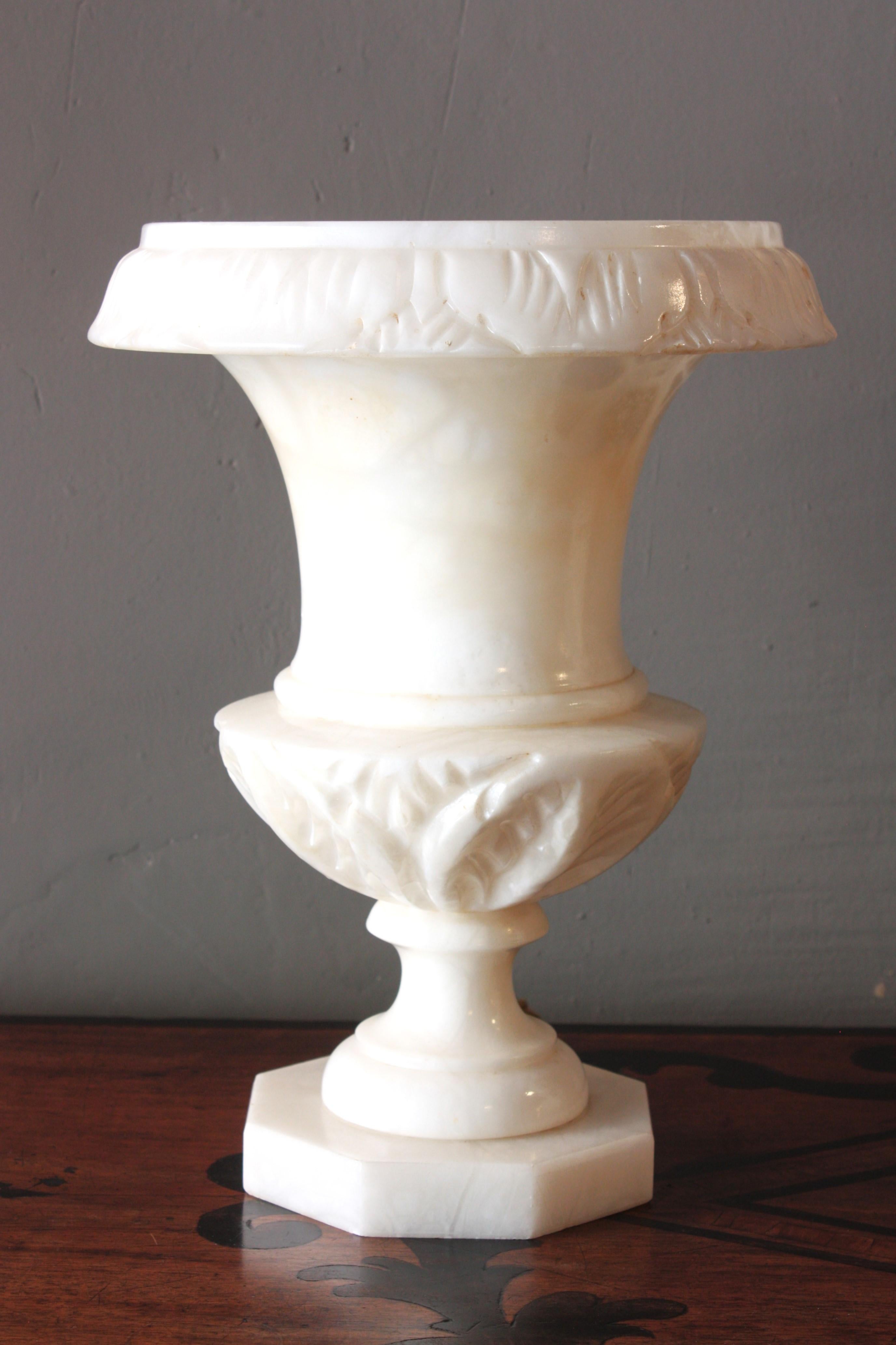Lampada spagnola a urna in alabastro con dettagli intagliati a fogliame, anni '40 In condizioni buone in vendita a Barcelona, ES