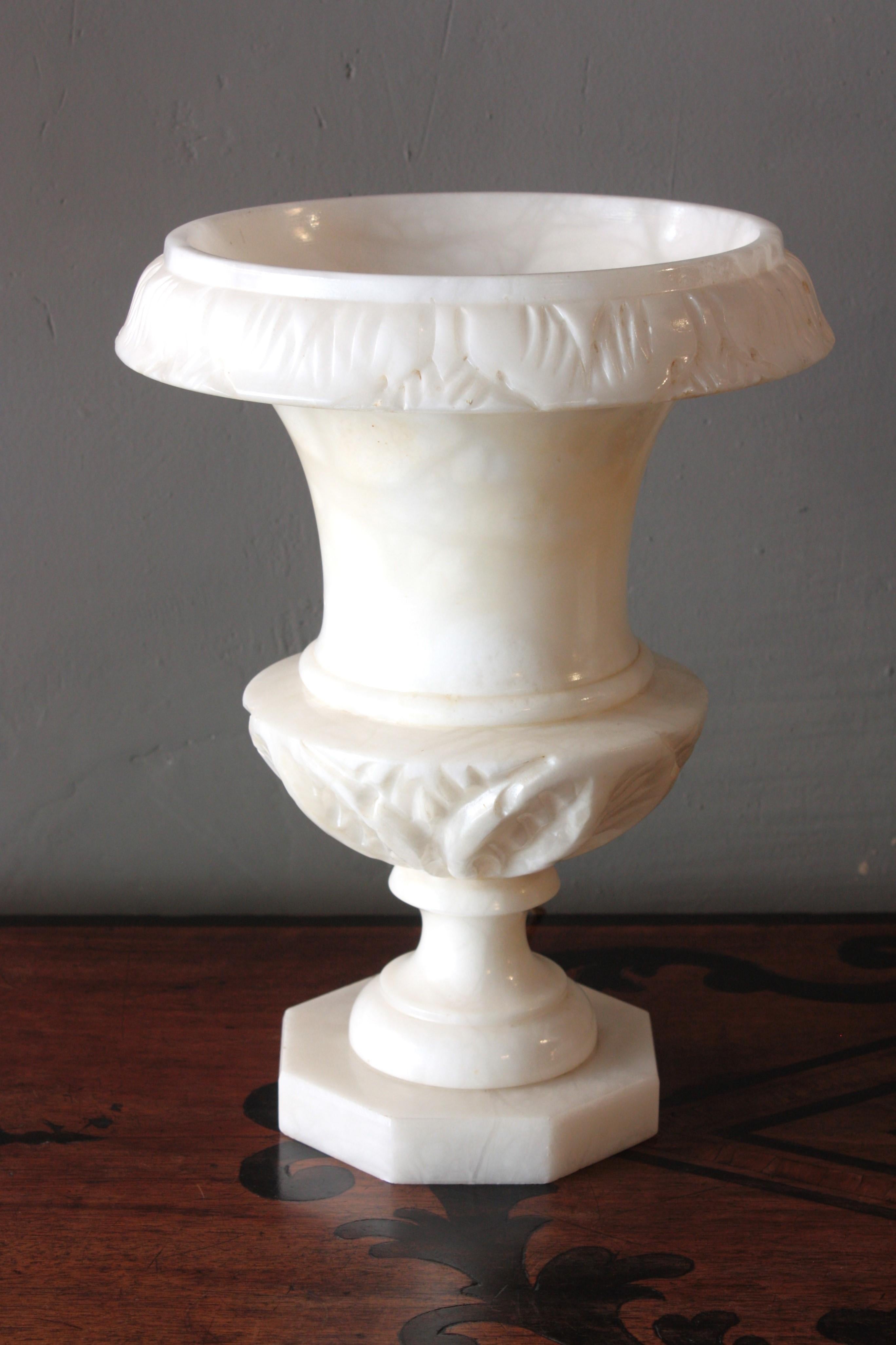 XX secolo Lampada spagnola a urna in alabastro con dettagli intagliati a fogliame, anni '40 in vendita