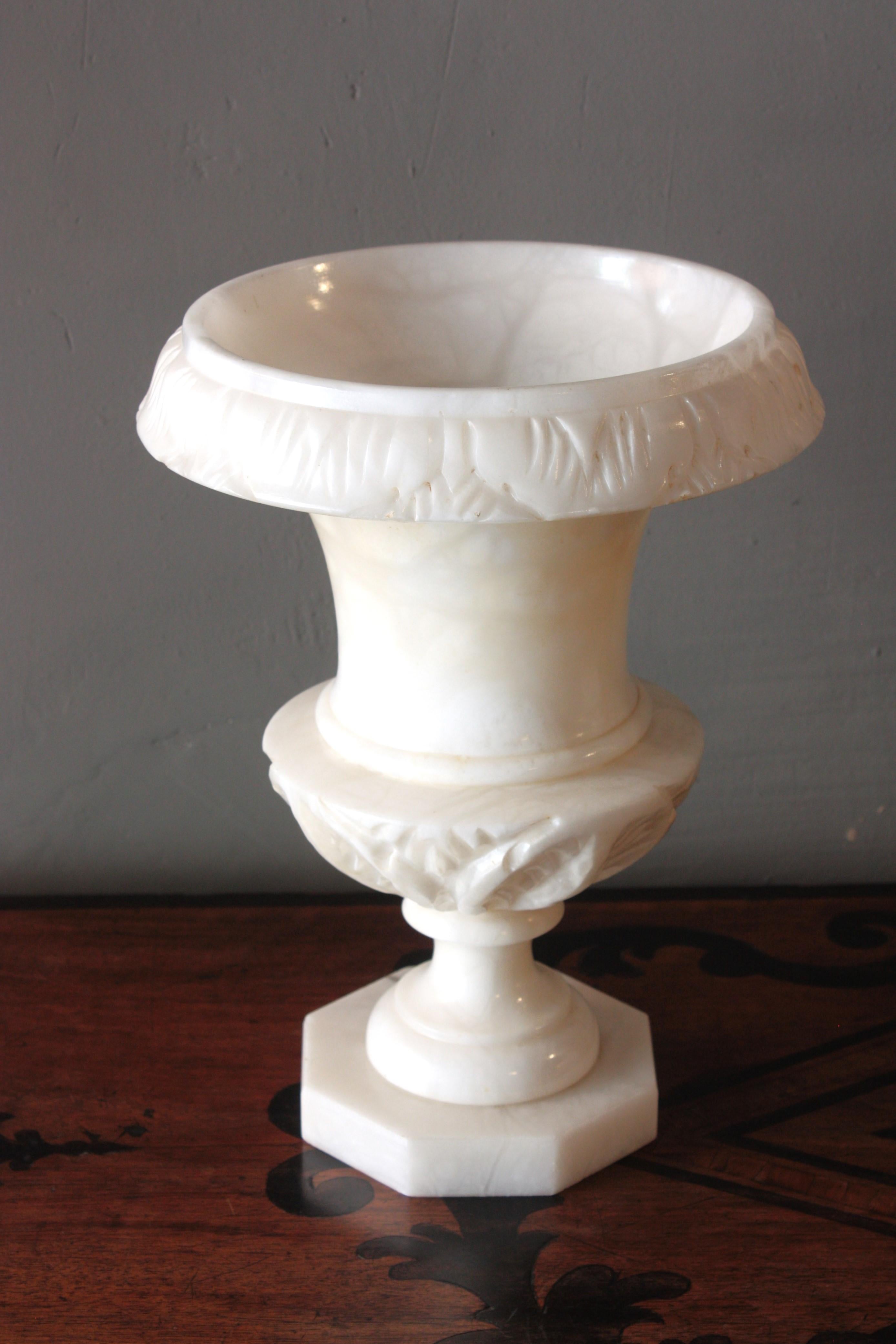 Alabastro Lampada spagnola a urna in alabastro con dettagli intagliati a fogliame, anni '40 in vendita