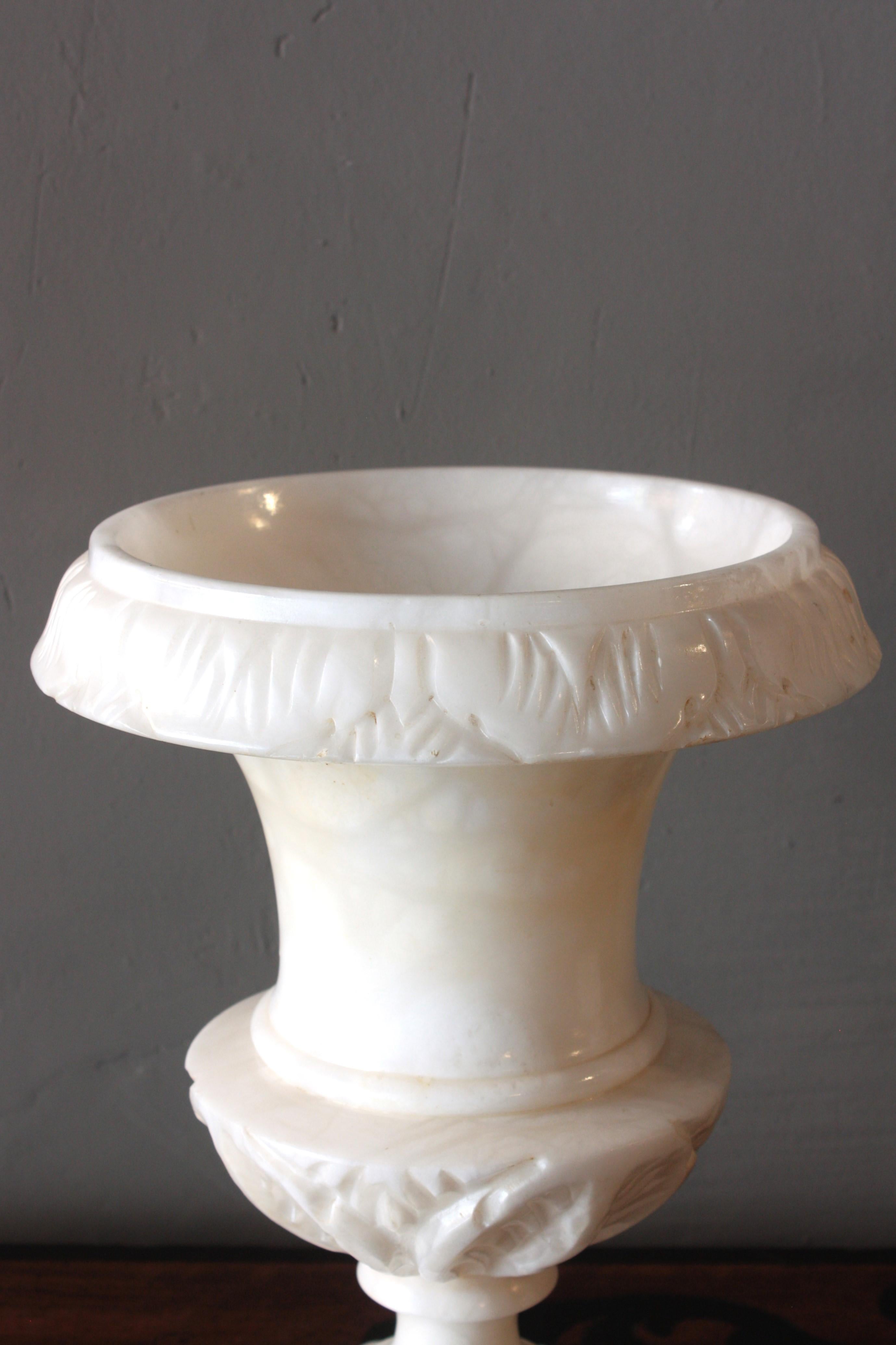 Lampada spagnola a urna in alabastro con dettagli intagliati a fogliame, anni '40 in vendita 1