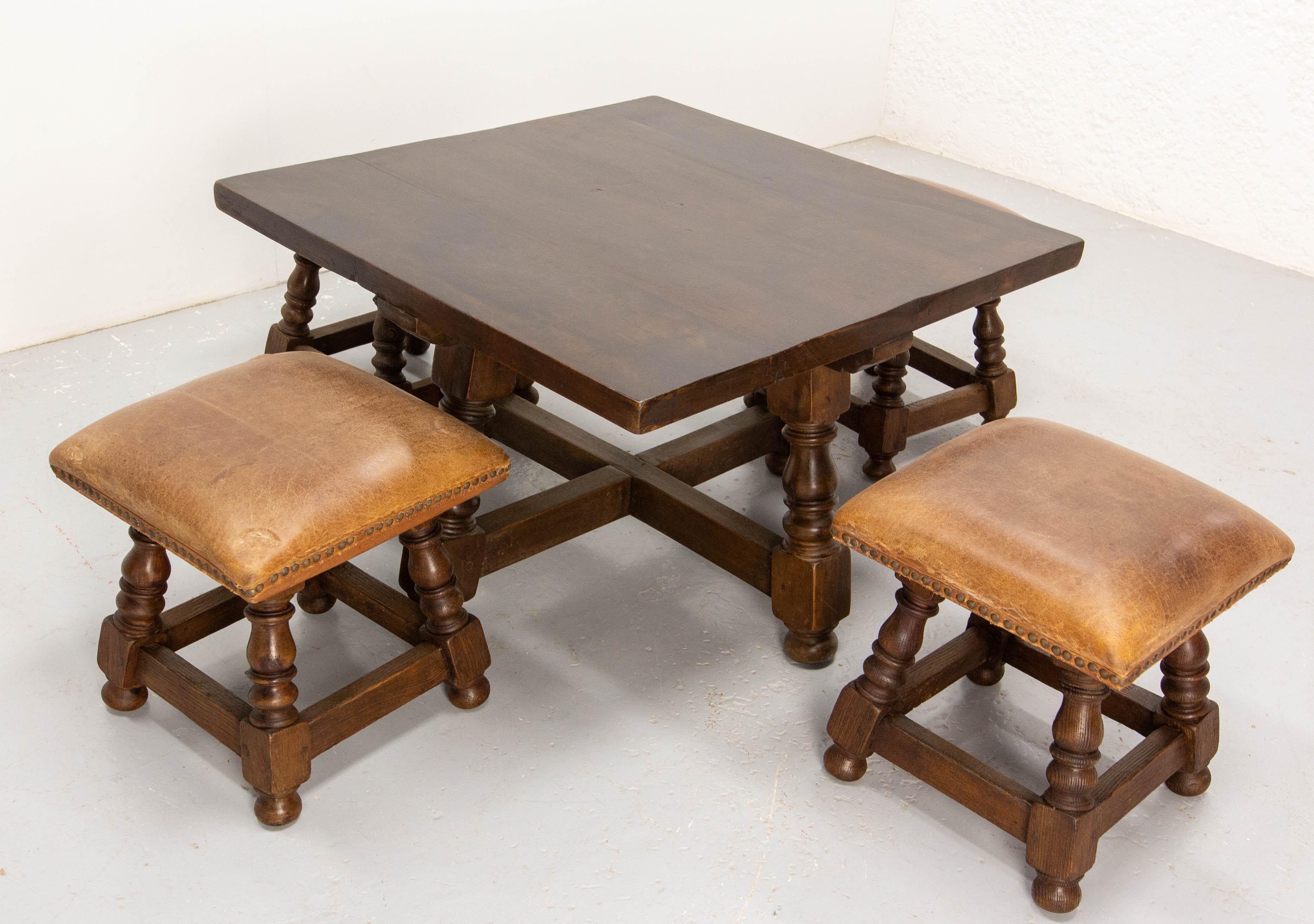 Spanish Alder Coffee Table with Four Alder & Leather Stools, 1960 For Sale 3