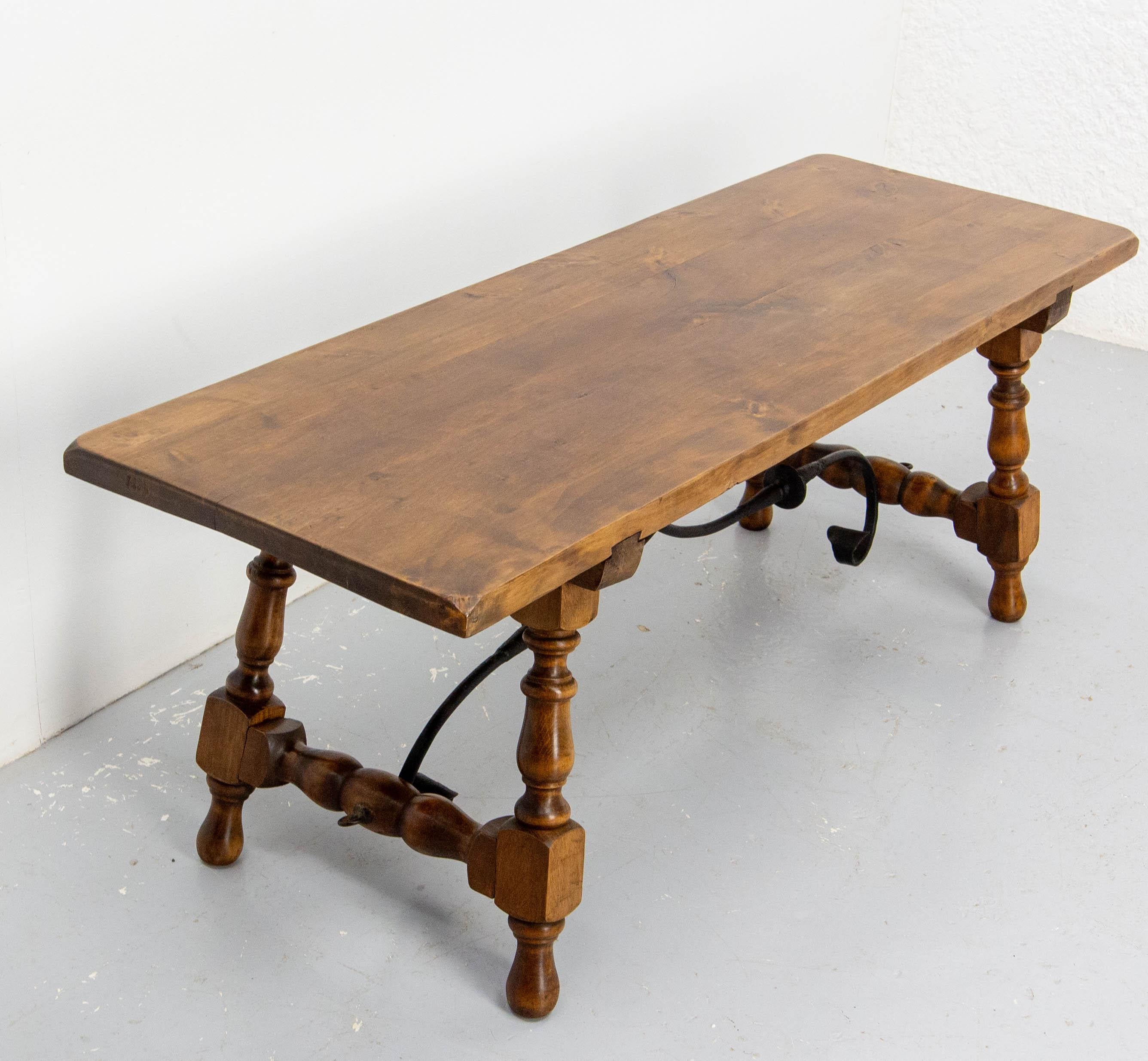 Spanish Alder & Wrought Iron Coffee Table, circa 1960 In Good Condition For Sale In Labrit, Landes