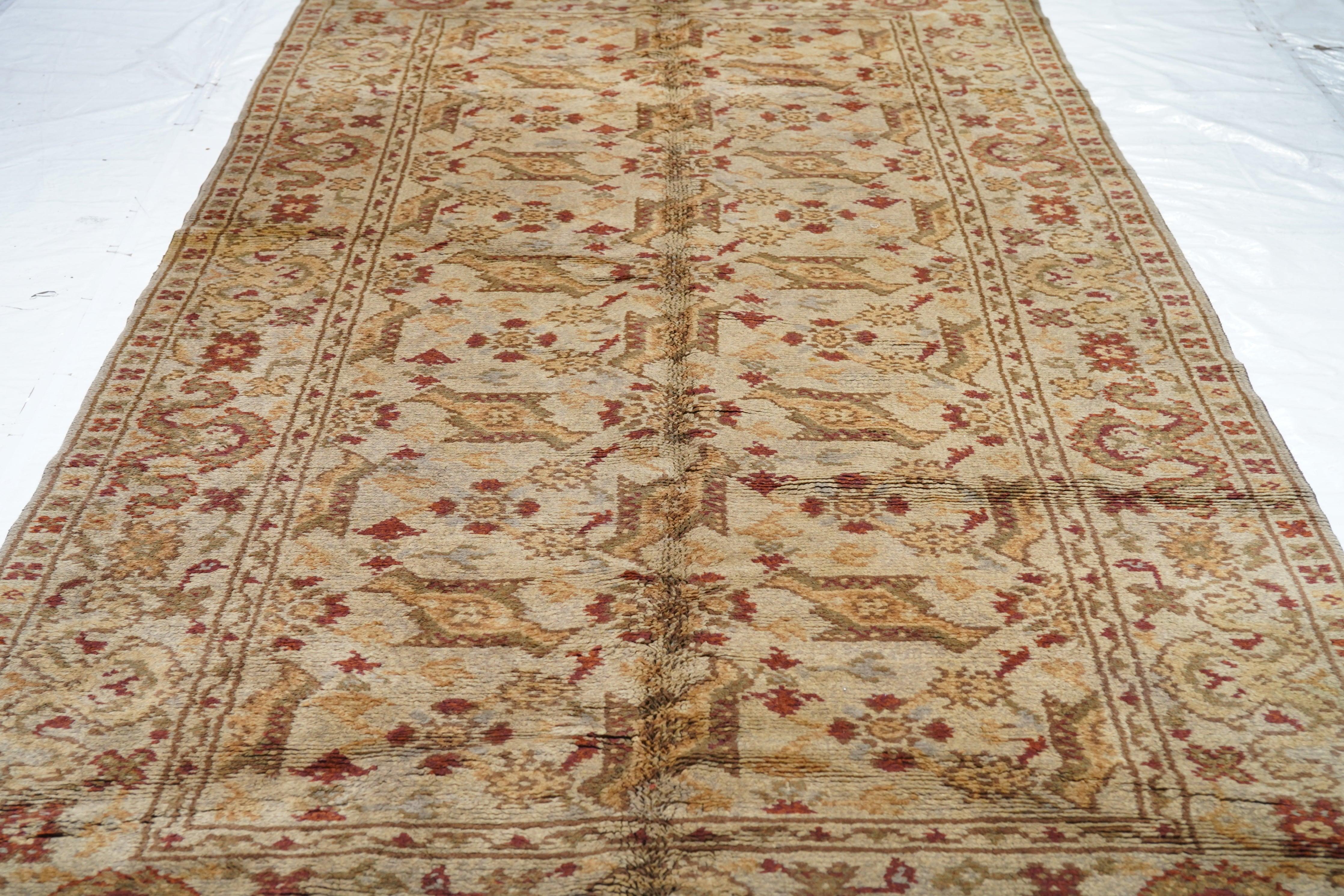 Vintage Spanish Rug 6'0'' x 11'4'' In Excellent Condition For Sale In New York, NY