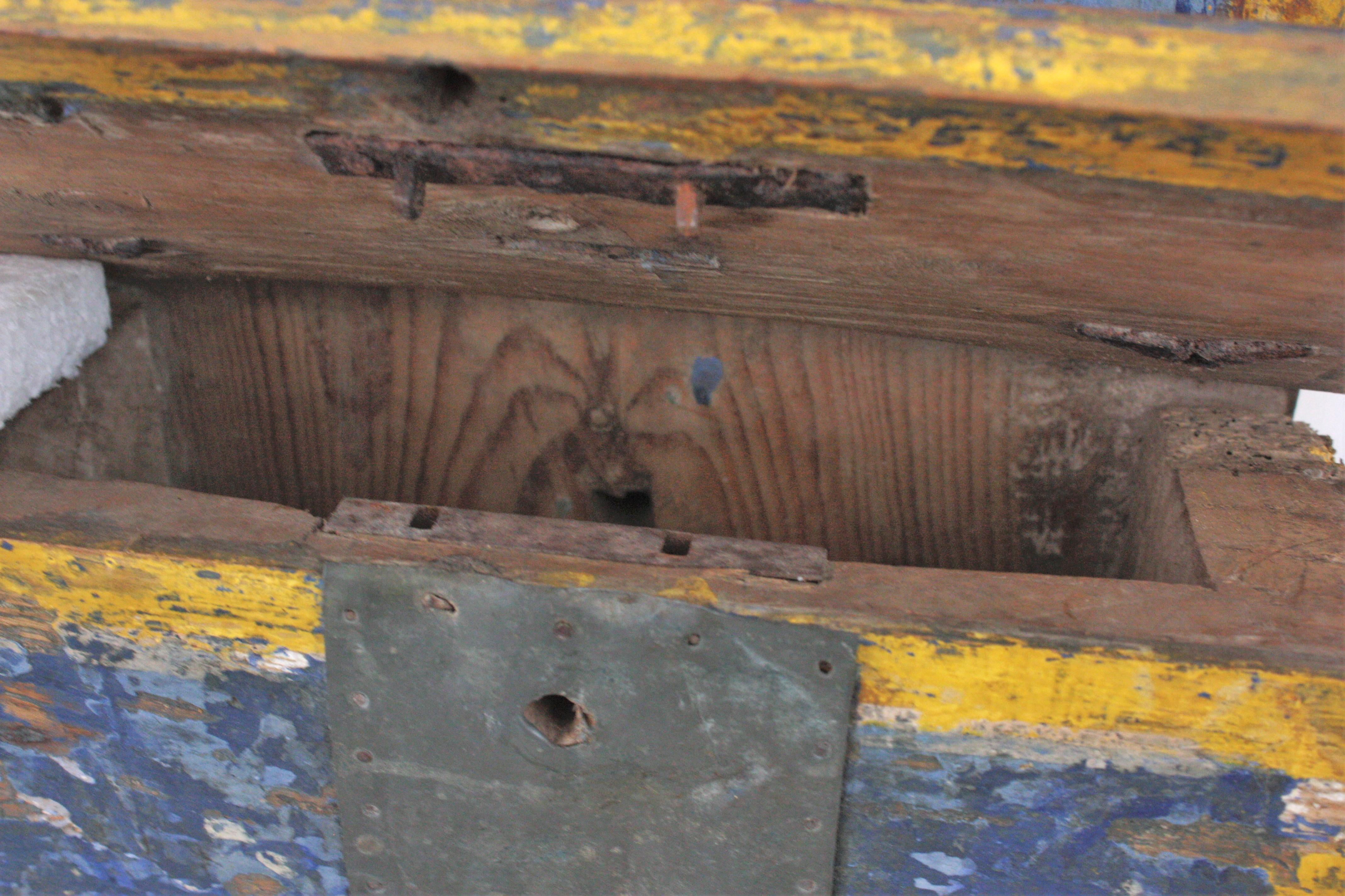 Cassetta delle elemosine spagnola / Decorazione da parete in patina blu e gialla, 18° secolo in vendita 3