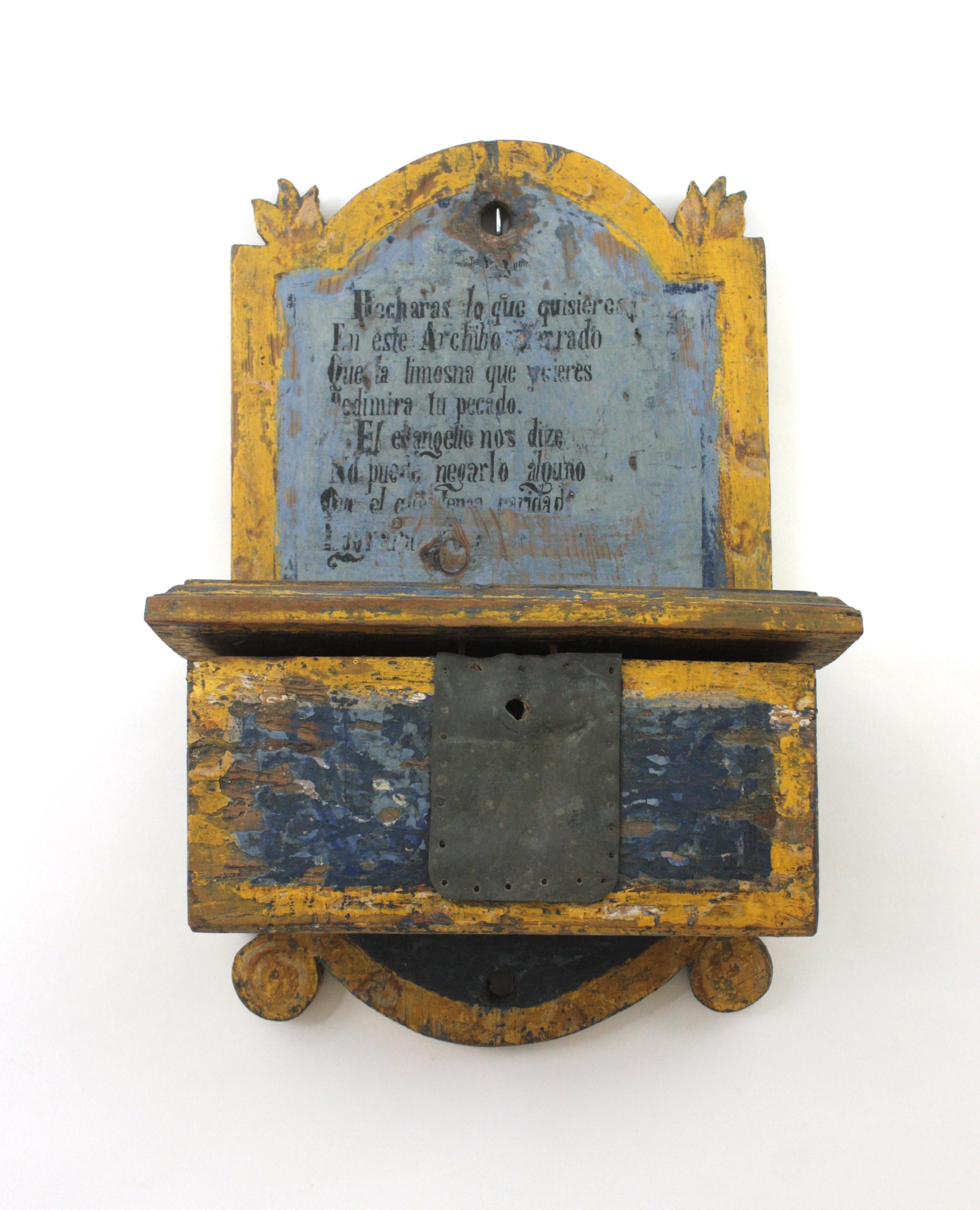 Intagliato a mano Cassetta delle elemosine spagnola / Decorazione da parete in patina blu e gialla, 18° secolo in vendita