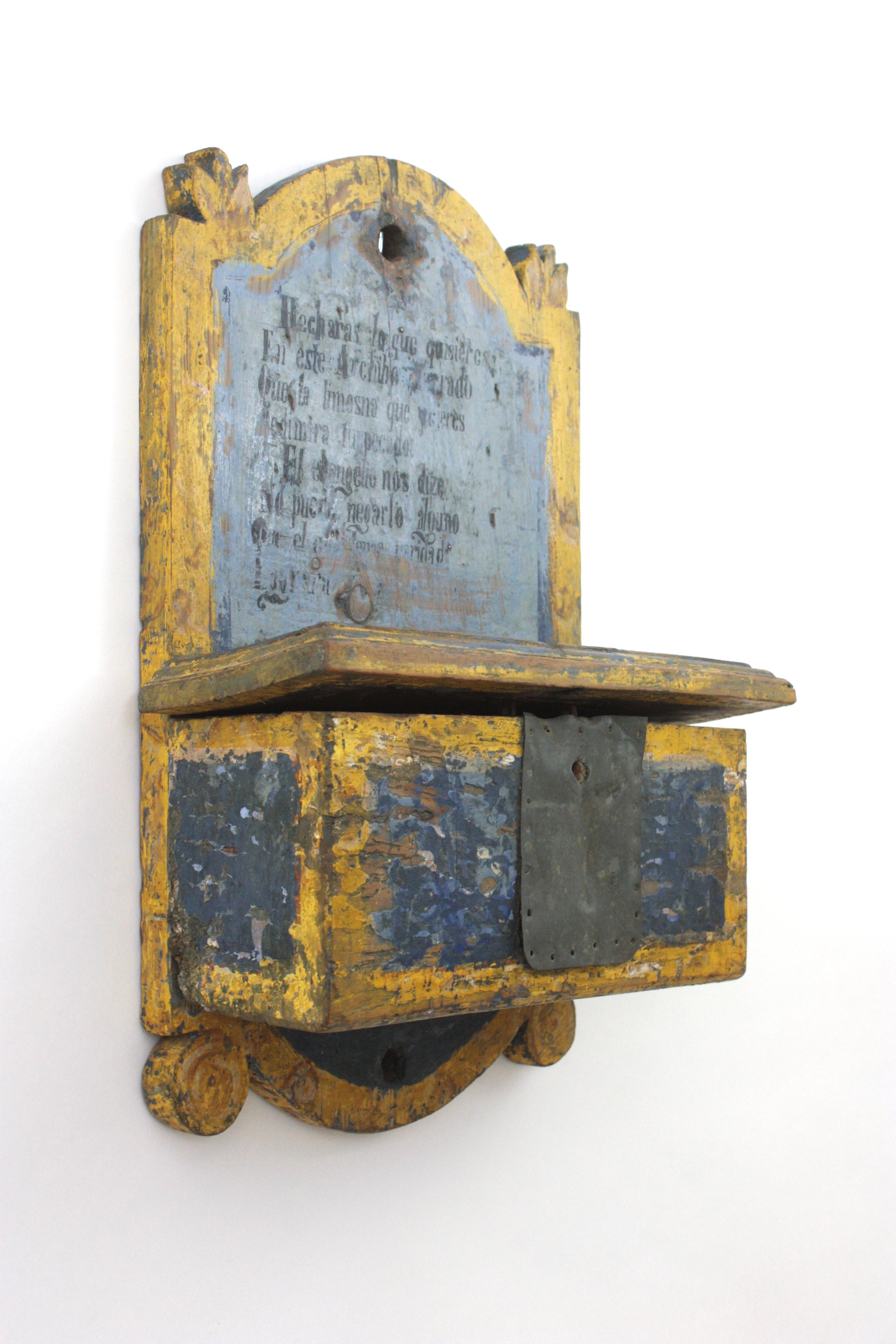 Fino al XVIII secolo Cassetta delle elemosine spagnola / Decorazione da parete in patina blu e gialla, 18° secolo in vendita